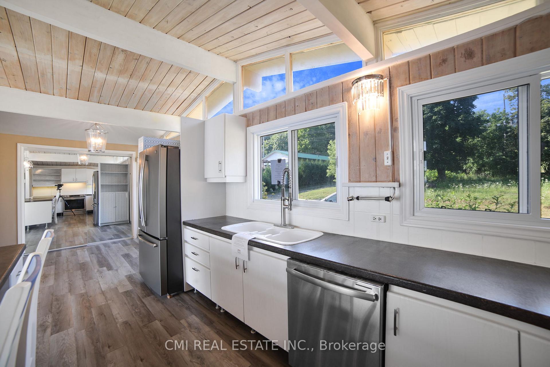 Photo 10 of 54 Little Lake Drive, Barrie, Little Lake — HOMEH