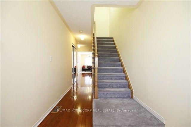 Photo 3 of 18 Silvervalley Drive, Caledon, Bolton North — HOMEH