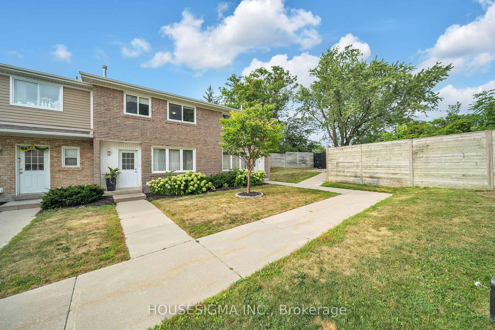 Photo 3 of Unit 16, 50 Westmount Road W, Kitchener — HOMEH