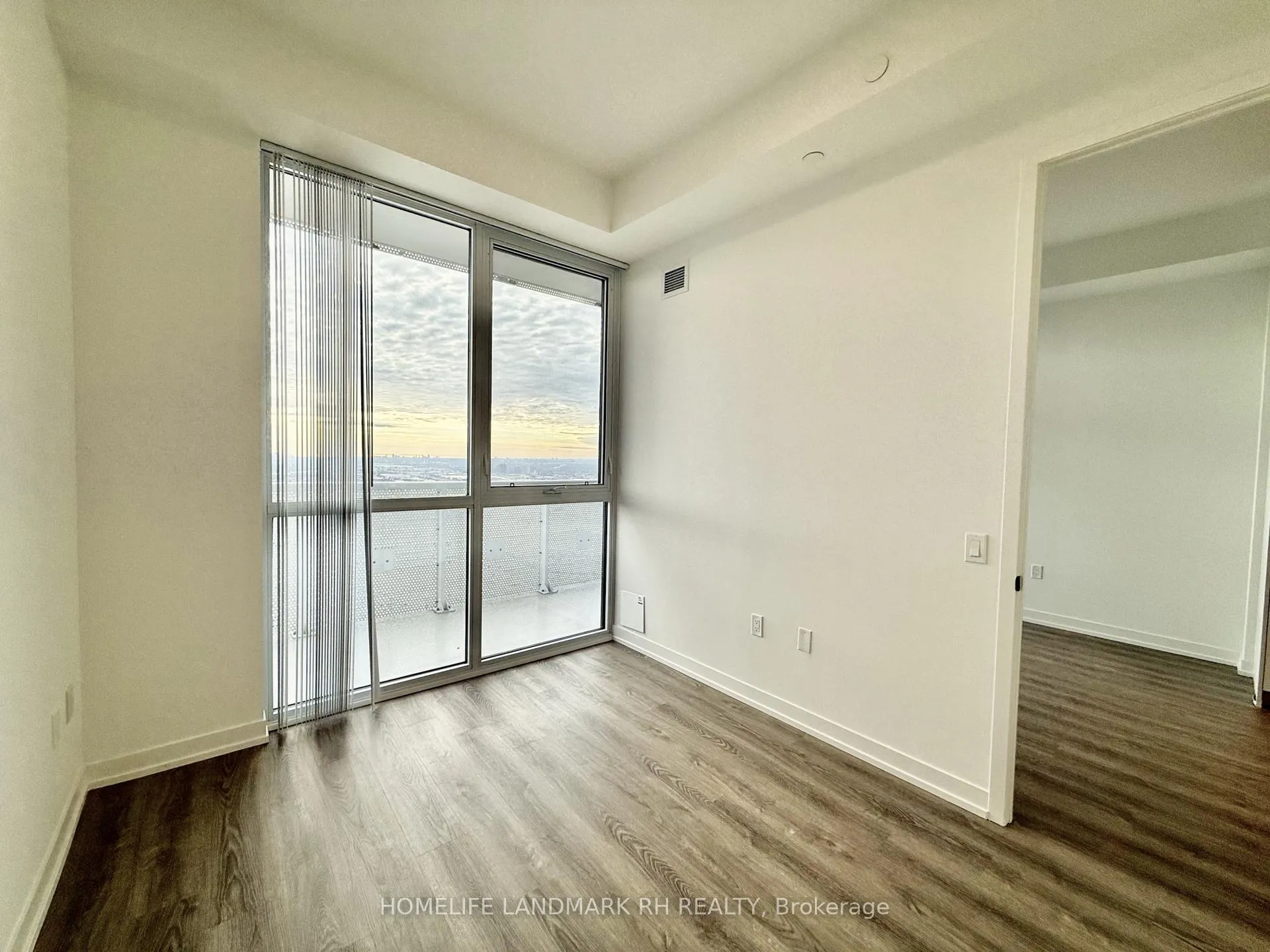 Photo 13 of Unit 4910, 8 Interchange Way, Vaughan, Vaughan Corporate Centre — HOMEH