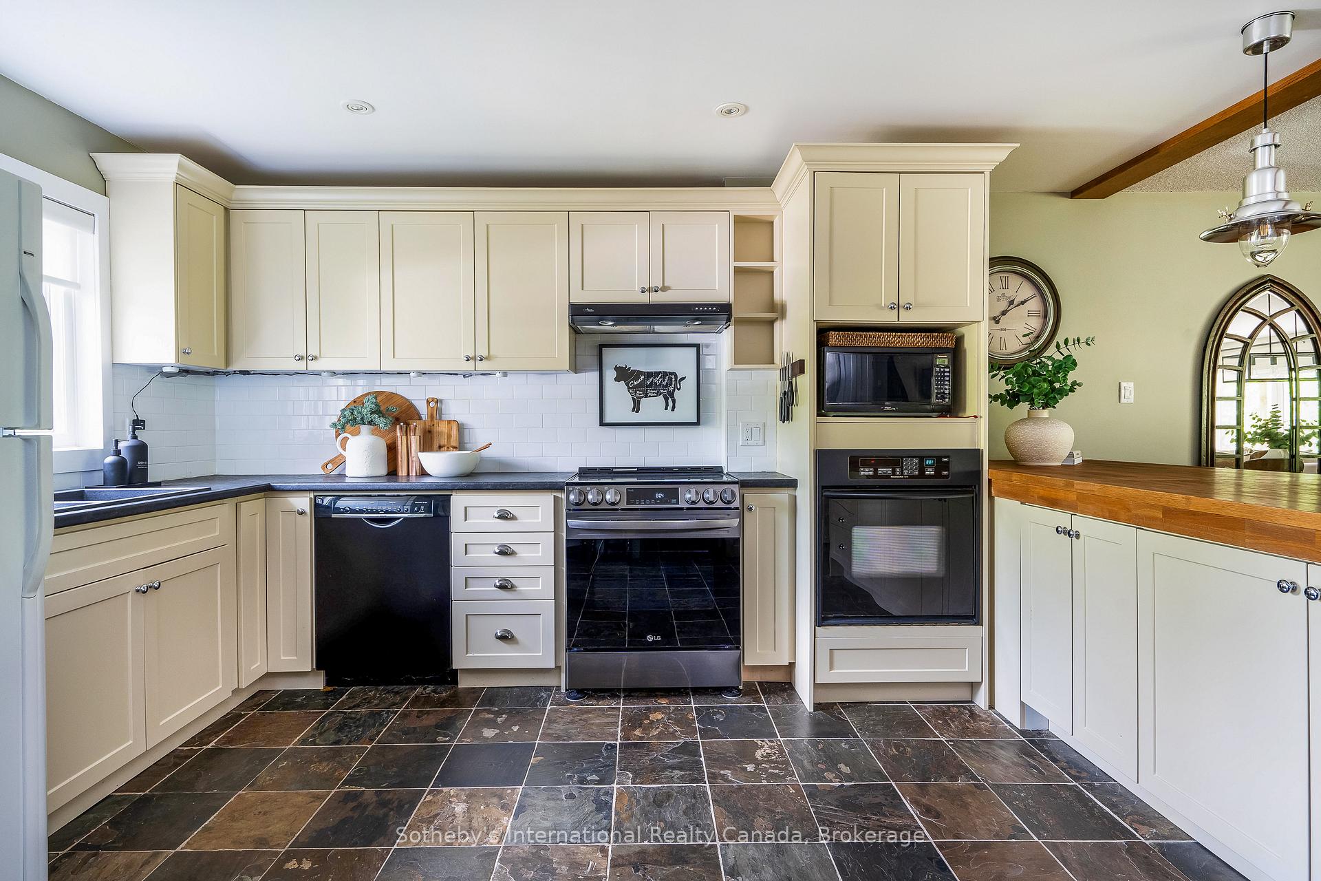 Photo 4 of 562 Oxbow Crescent, Collingwood — HOMEH