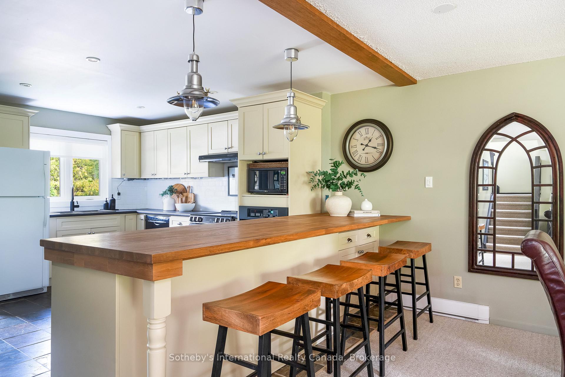 Photo 6 of 562 Oxbow Crescent, Collingwood — HOMEH