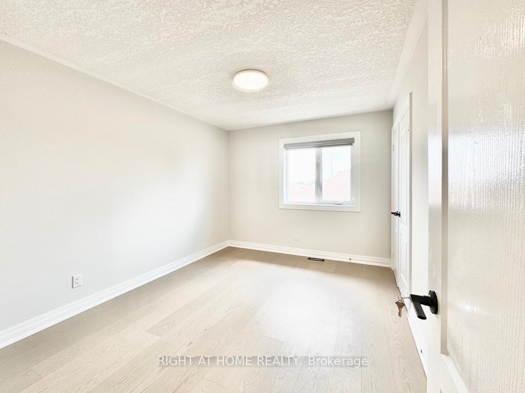 Photo 17 of Unit Upper, 9 Margaret Drive, Barrie, East Bayfield — HOMEH