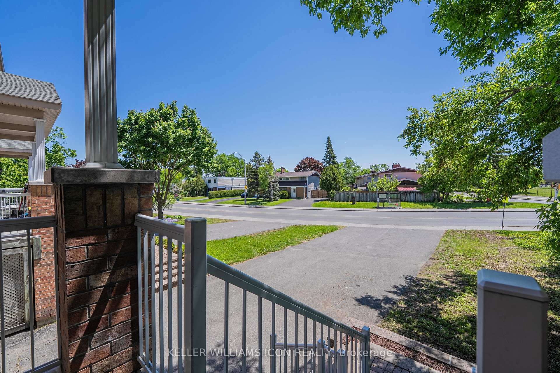 Photo 2 of 1309 Meadowlands Drive E, Ottawa, City View/Skyline/Fisher Heights/Parkwood Hills — HOMEH