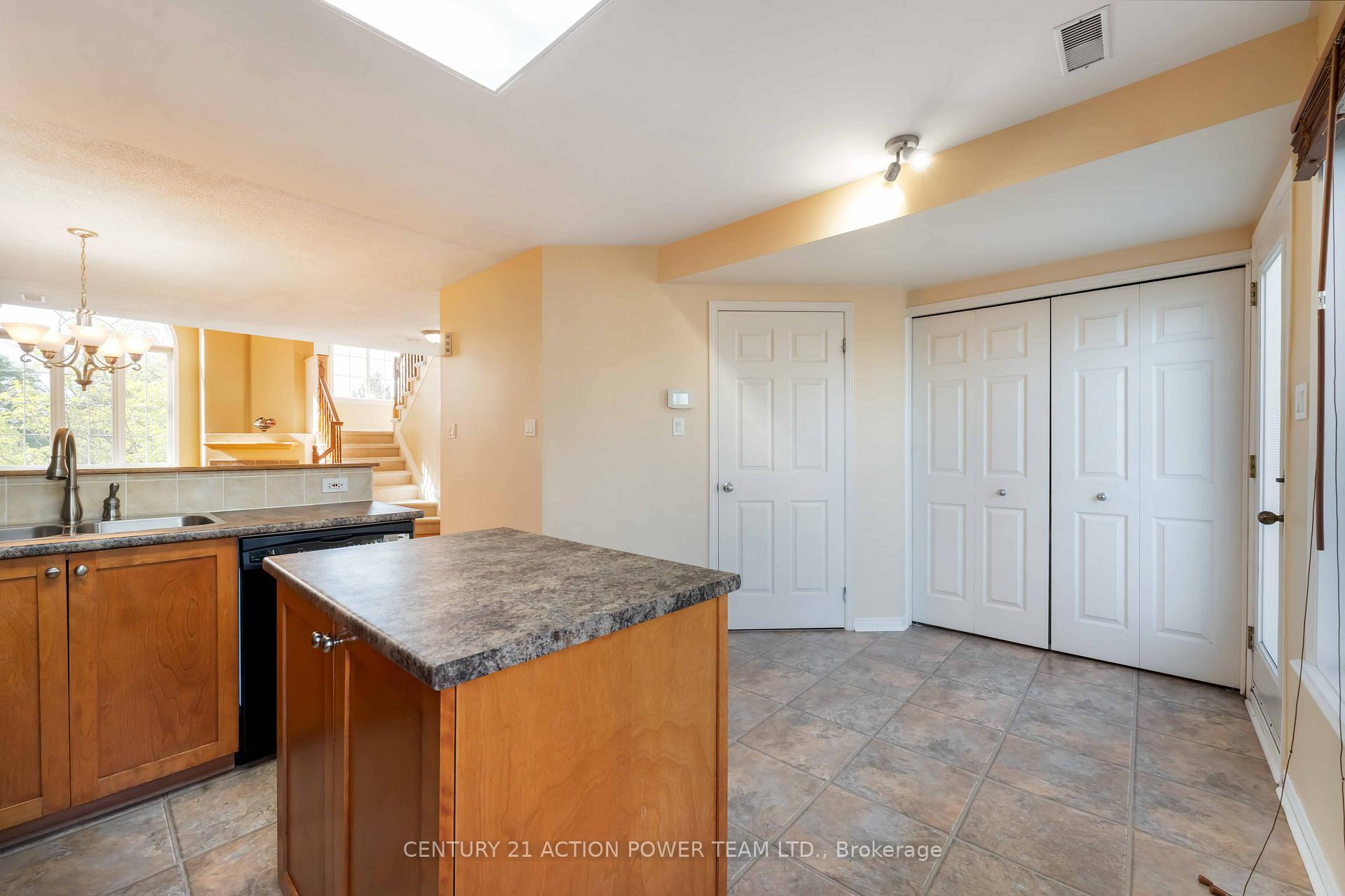 Photo 11 of 123 Gatestone Private, Ottawa, Beacon Hill South — HOMEH