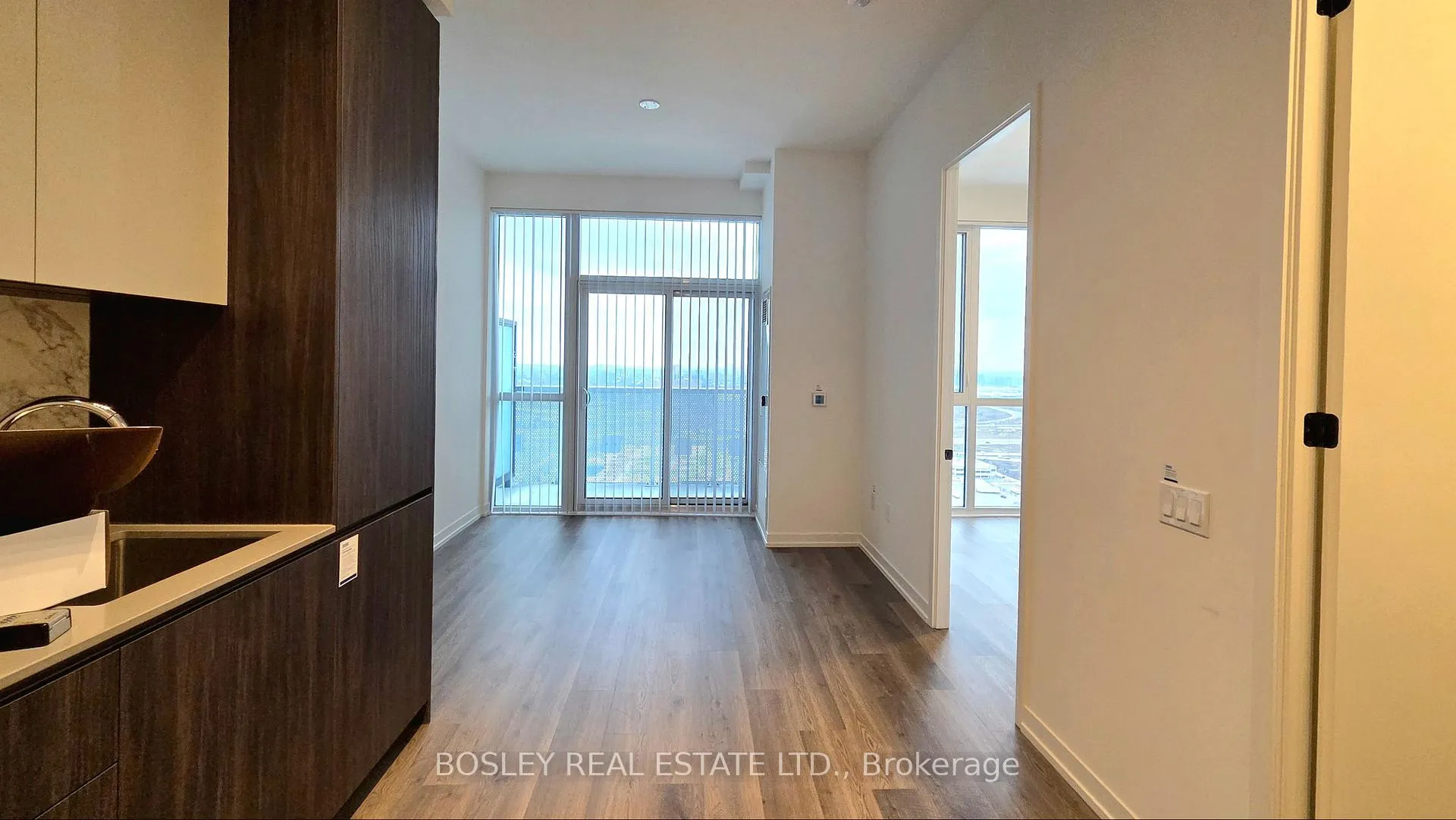 Photo 5 of Unit 3709, 8 Interchange Way, Vaughan, Vaughan Corporate Centre — HOMEH