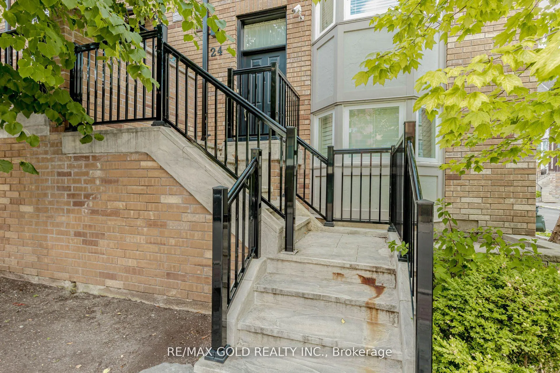 Photo 2 of 24 Wallace Street, Vaughan, West Woodbridge — HOMEH