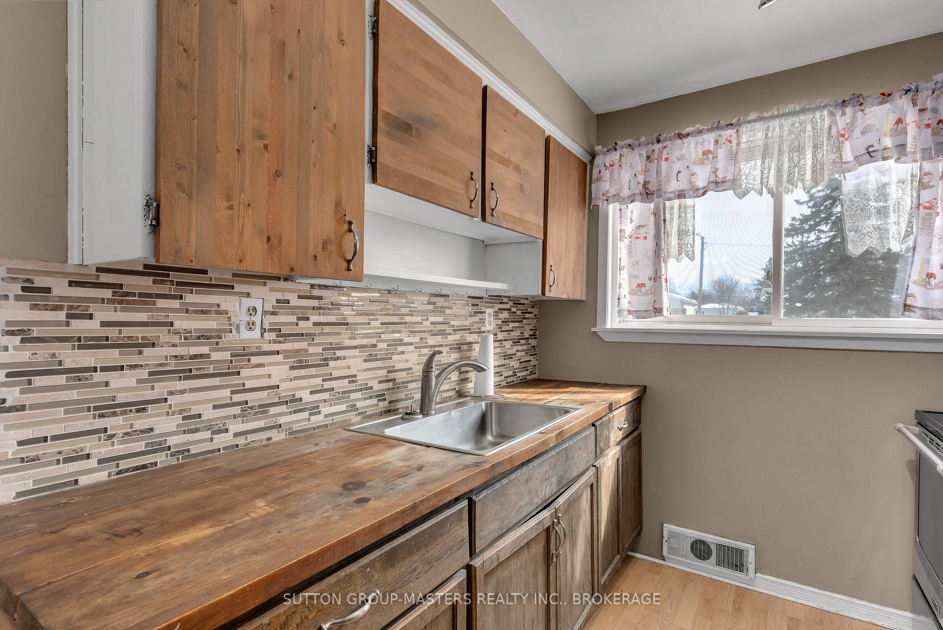 Photo 10 of 314 Forsyth Street, Gananoque — HOMEH