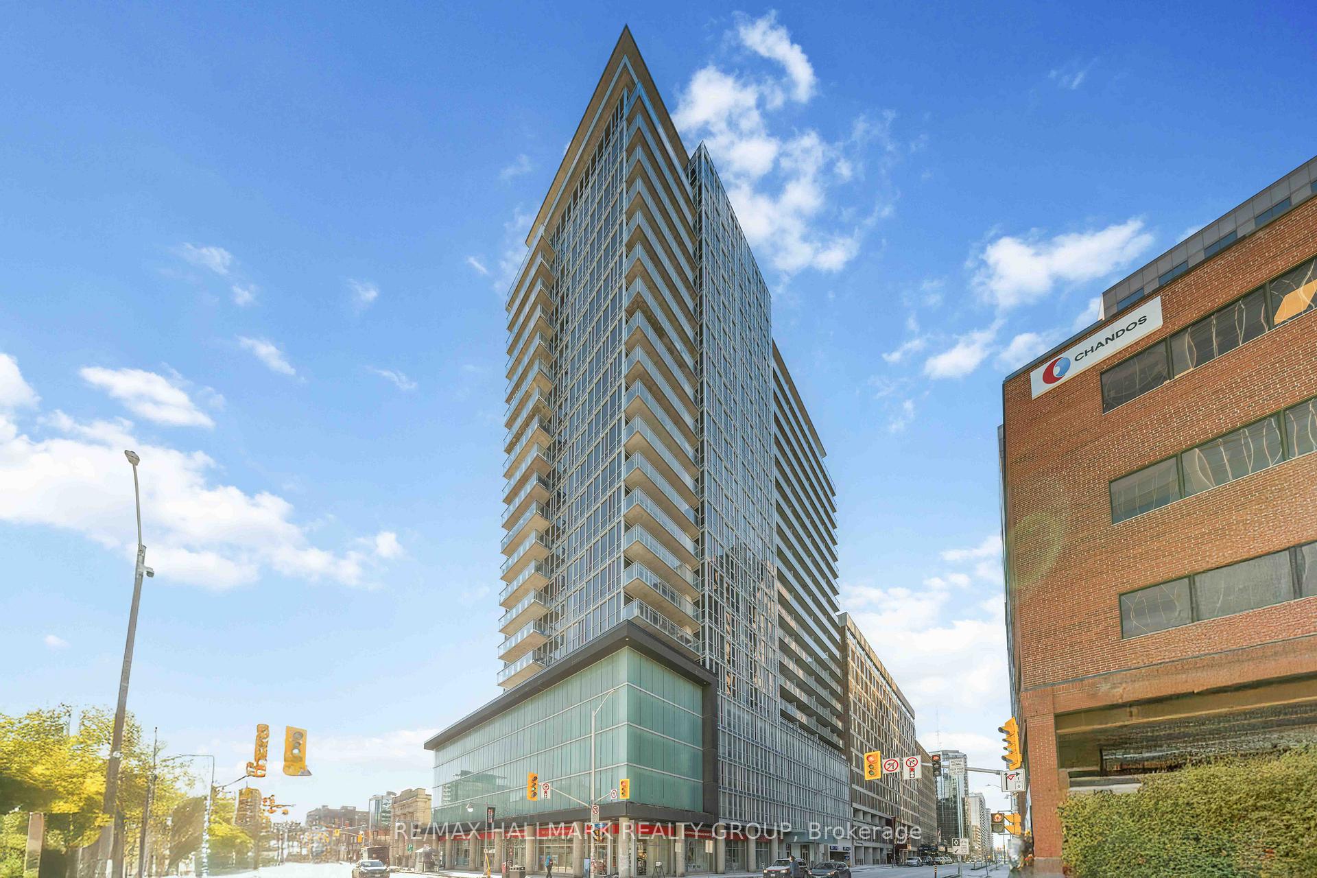 Front of Unit 1704, 324 Laurier Avenue W