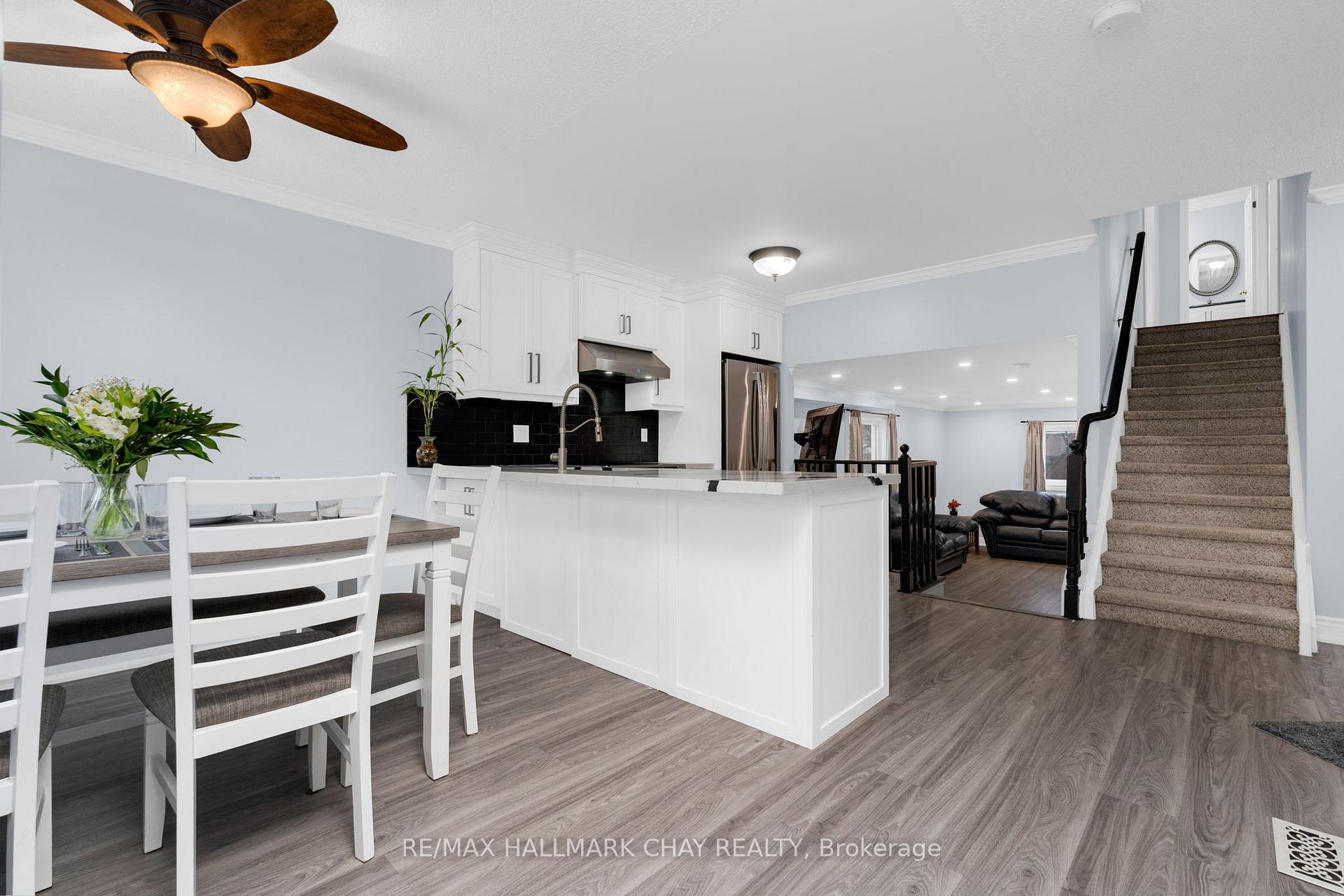 Photo 2 of 22 Assiniboine Drive, Barrie, Holly — HOMEH