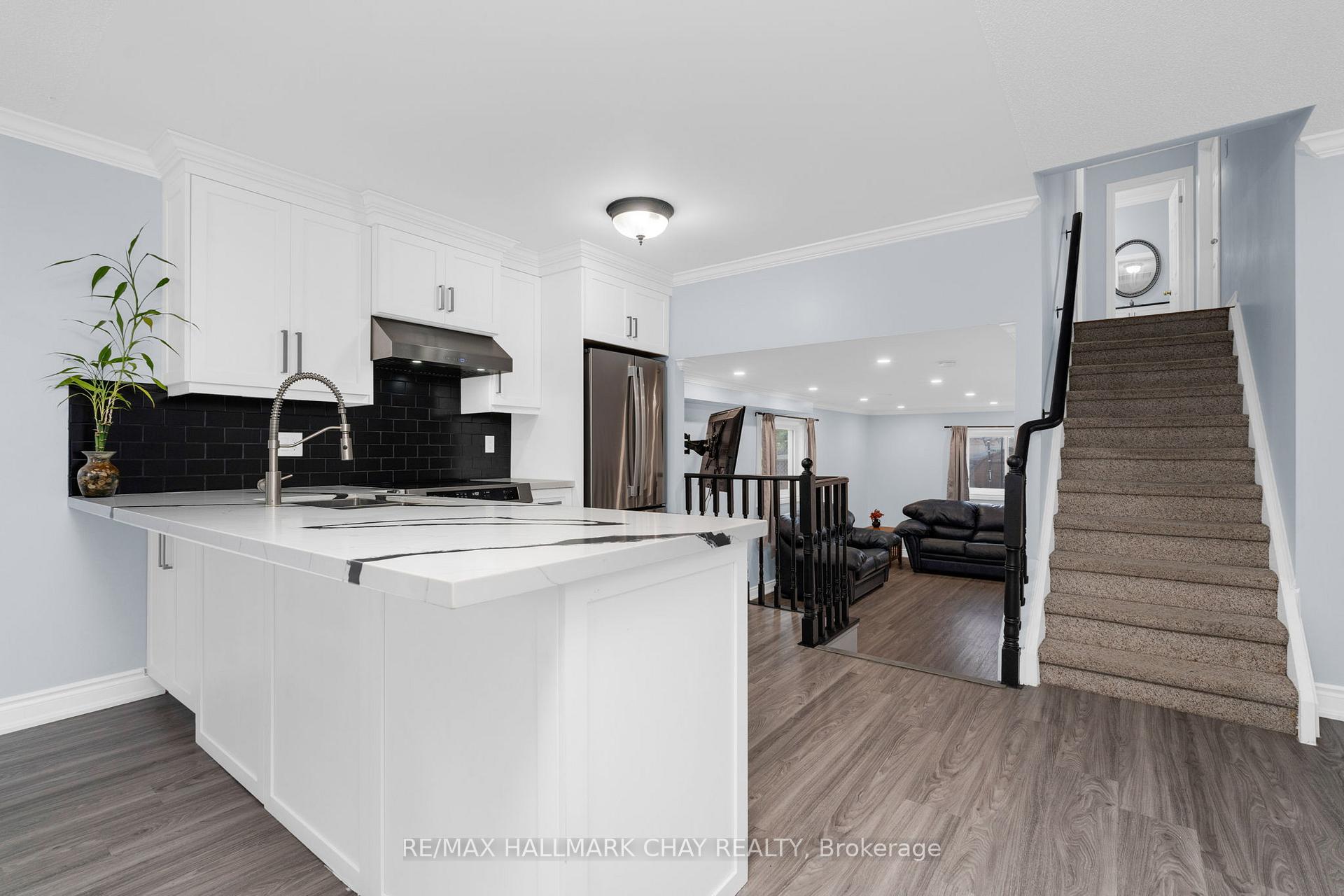 Photo 3 of 22 Assiniboine Drive, Barrie, Holly — HOMEH