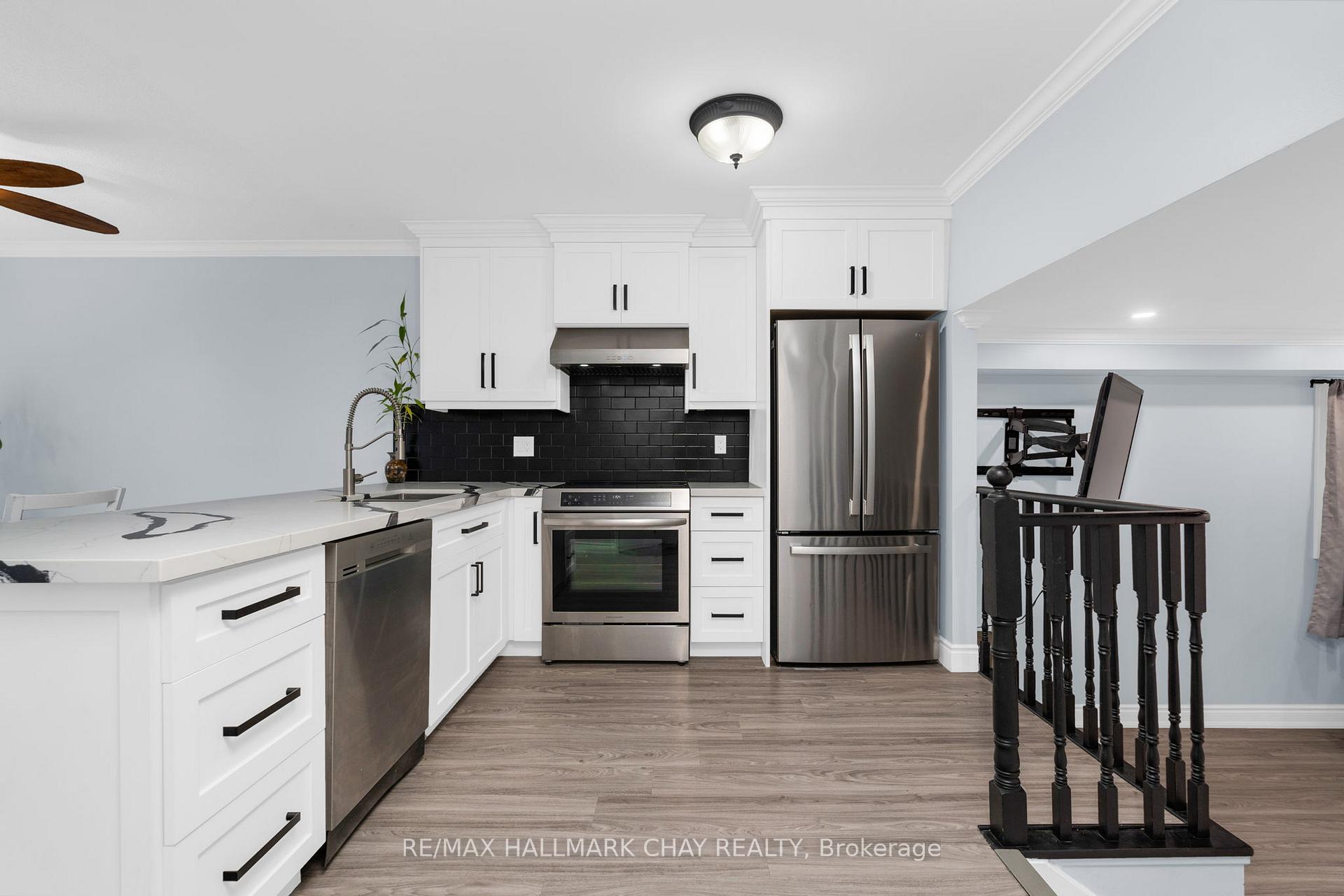 Photo 6 of 22 Assiniboine Drive, Barrie, Holly — HOMEH
