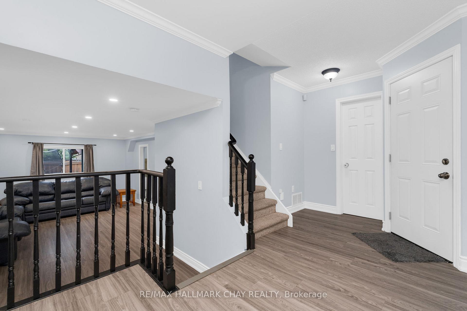 Photo 4 of 22 Assiniboine Drive, Barrie, Holly — HOMEH