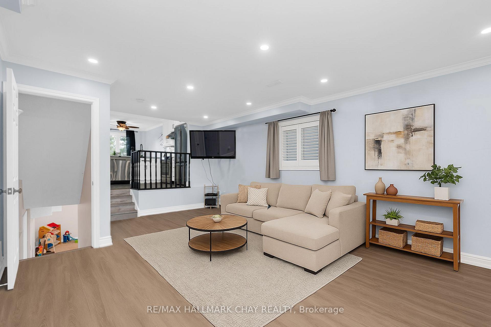 Photo 10 of 22 Assiniboine Drive, Barrie, Holly — HOMEH