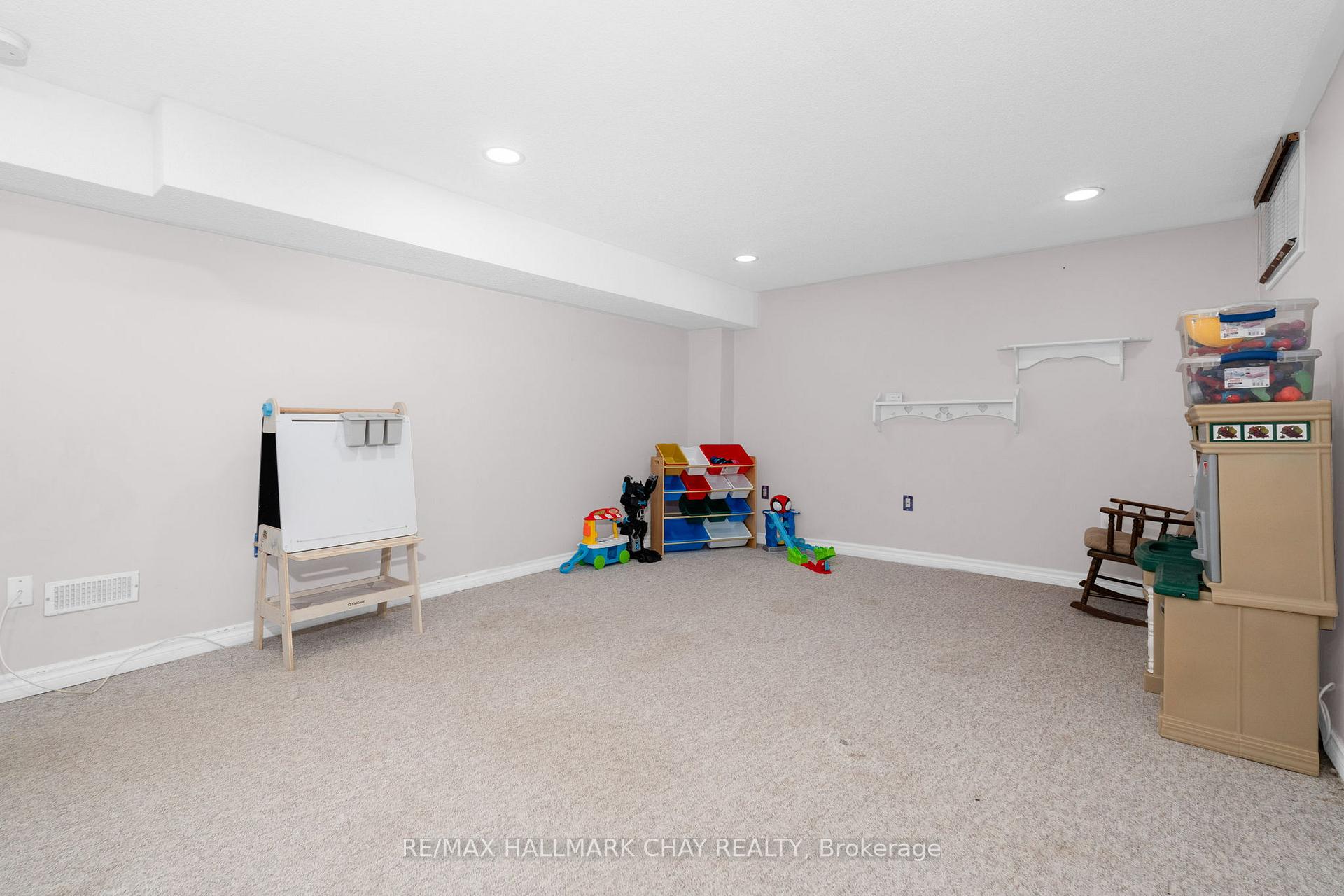 Photo 16 of 22 Assiniboine Drive, Barrie, Holly — HOMEH