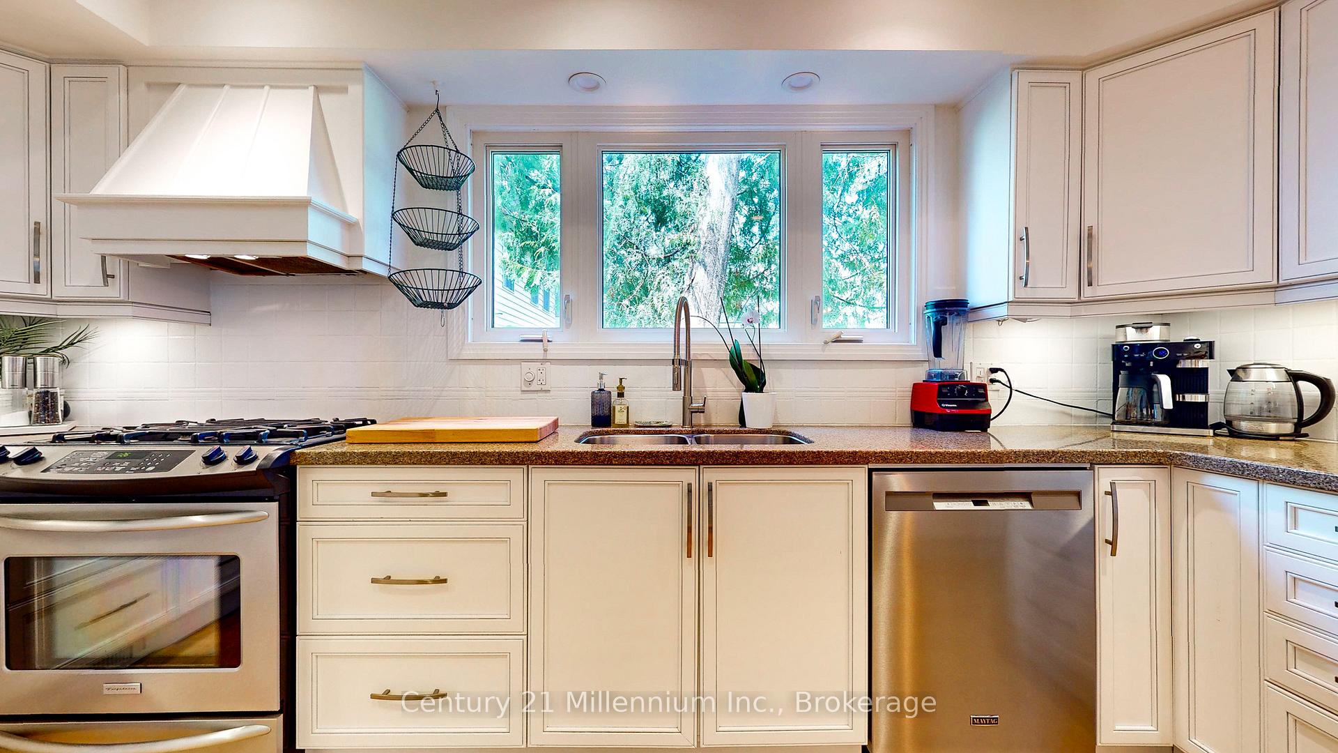 Photo 17 of 10 Sunset Court, Collingwood — HOMEH