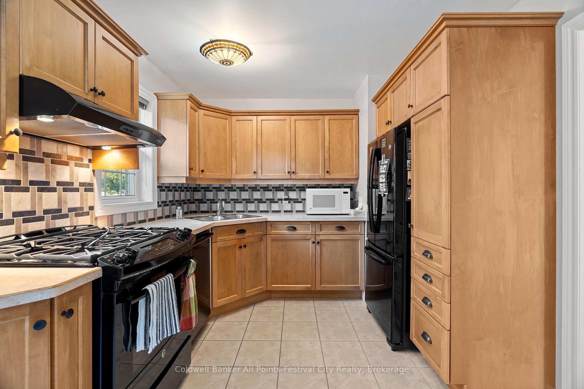 Photo 14 of 411 Warren Street, Goderich, Goderich (Town) — HOMEH