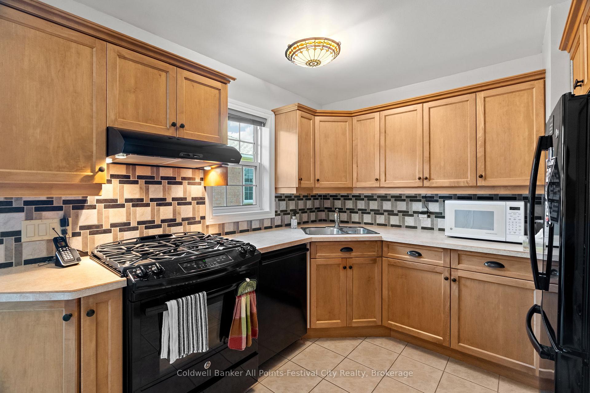 Photo 12 of 411 Warren Street, Goderich, Goderich (Town) — HOMEH