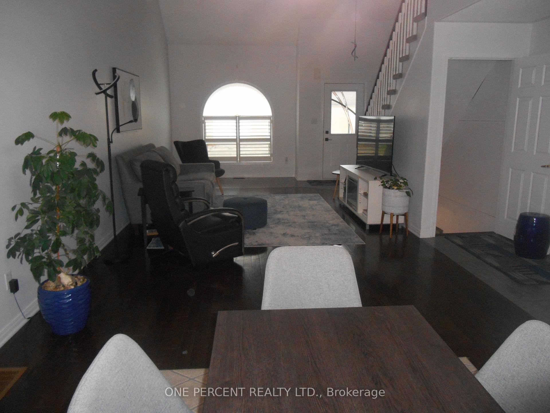 Photo 3 of Unit 3, 318 Little Avenue, Barrie, Painswick North — HOMEH