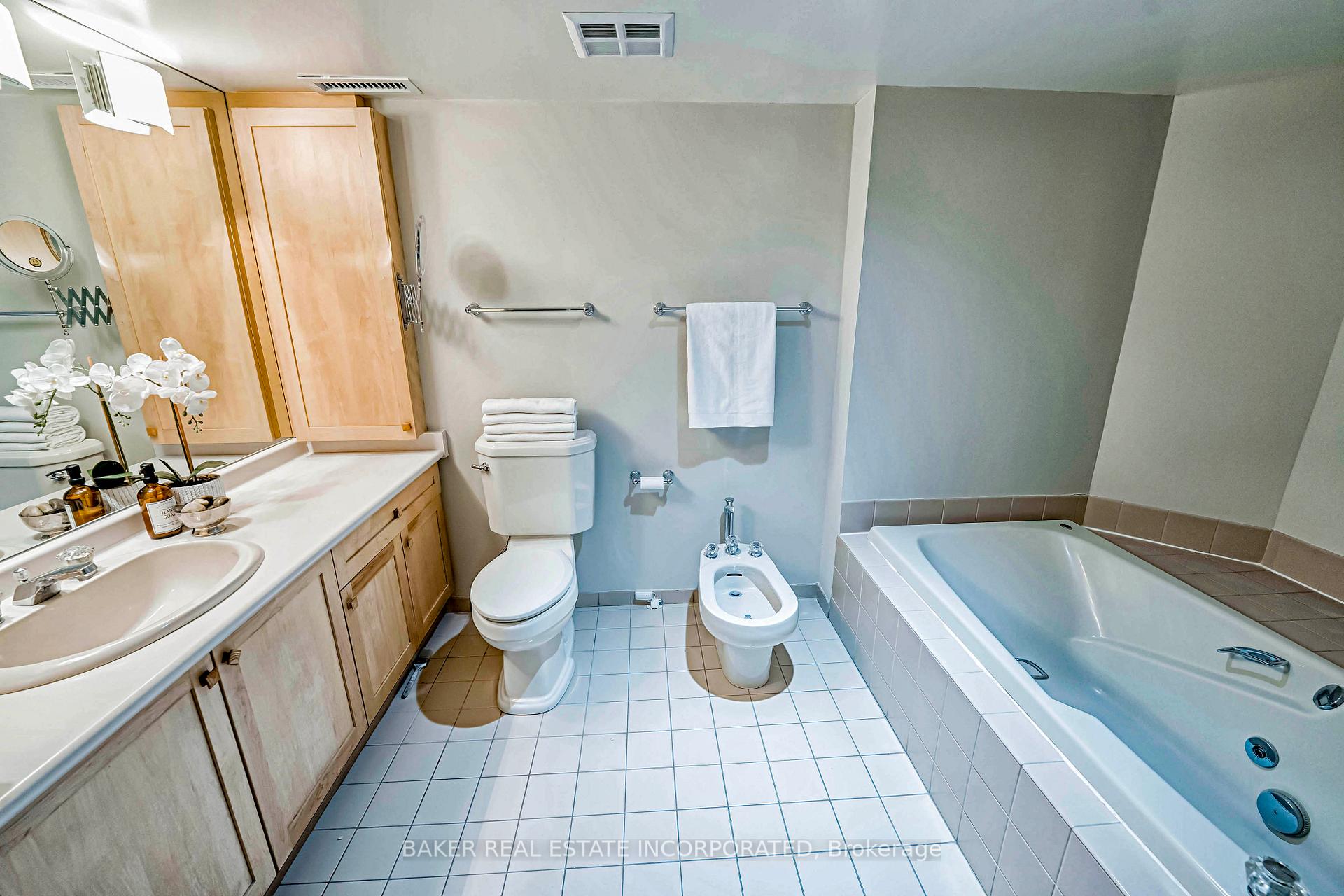 Photo 24 of Unit 903, 25 George Street, Toronto, Moss Park — HOMEH