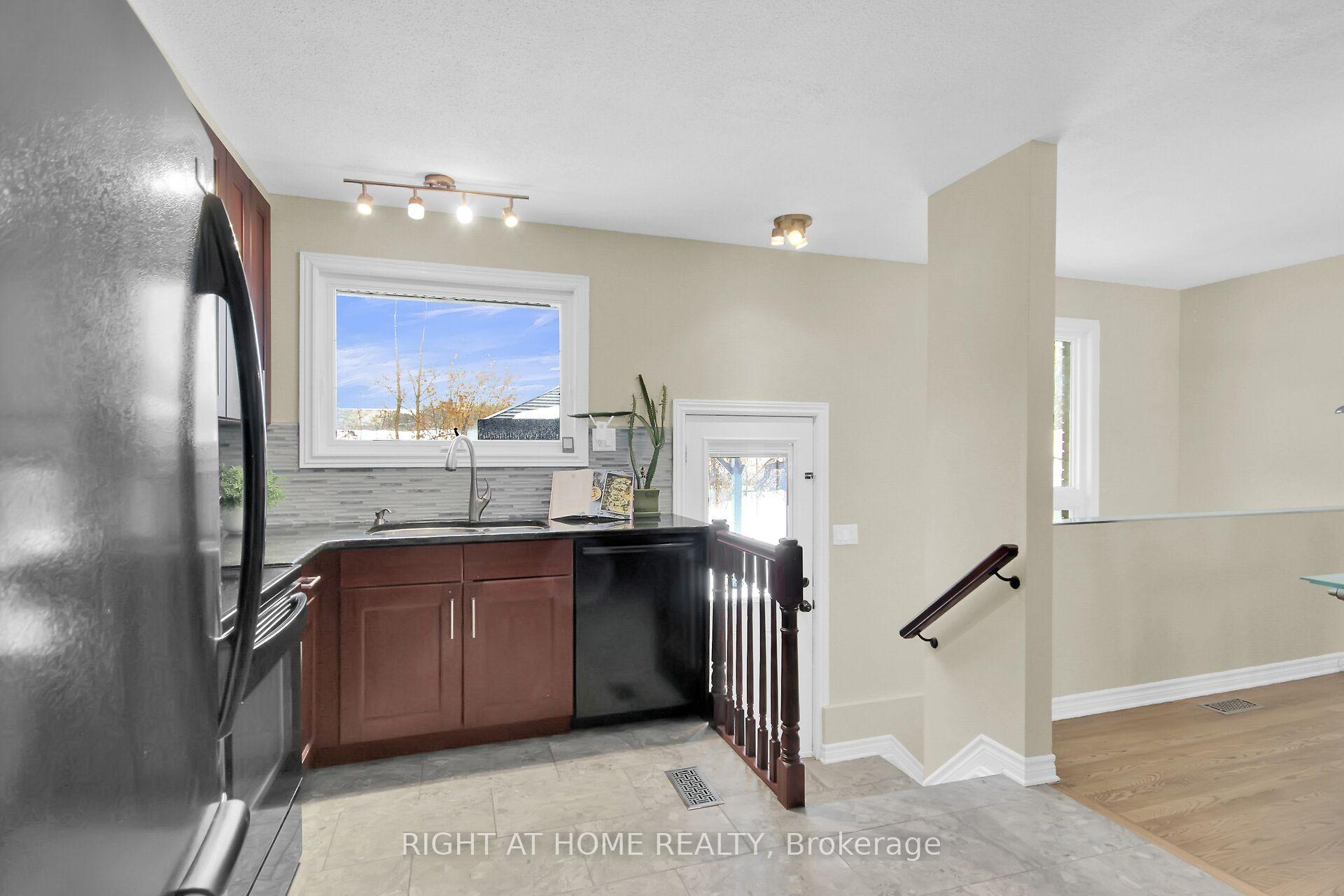 Photo 16 of 42 Cleadon Drive, Ottawa, Crystal Beach — HOMEH