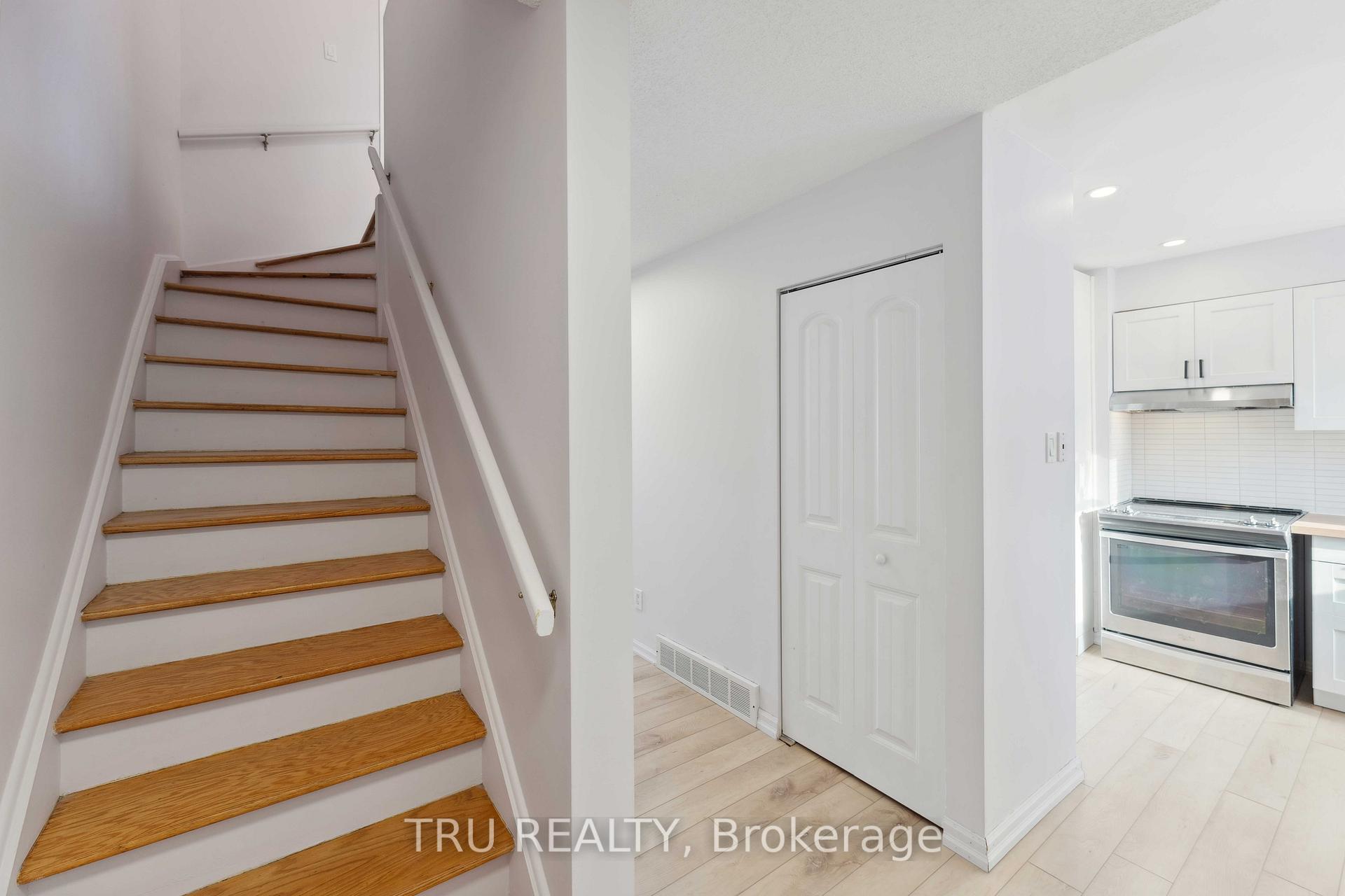 Photo 2 of 85 Hadley Circle, Ottawa, Bells Corners — HOMEH