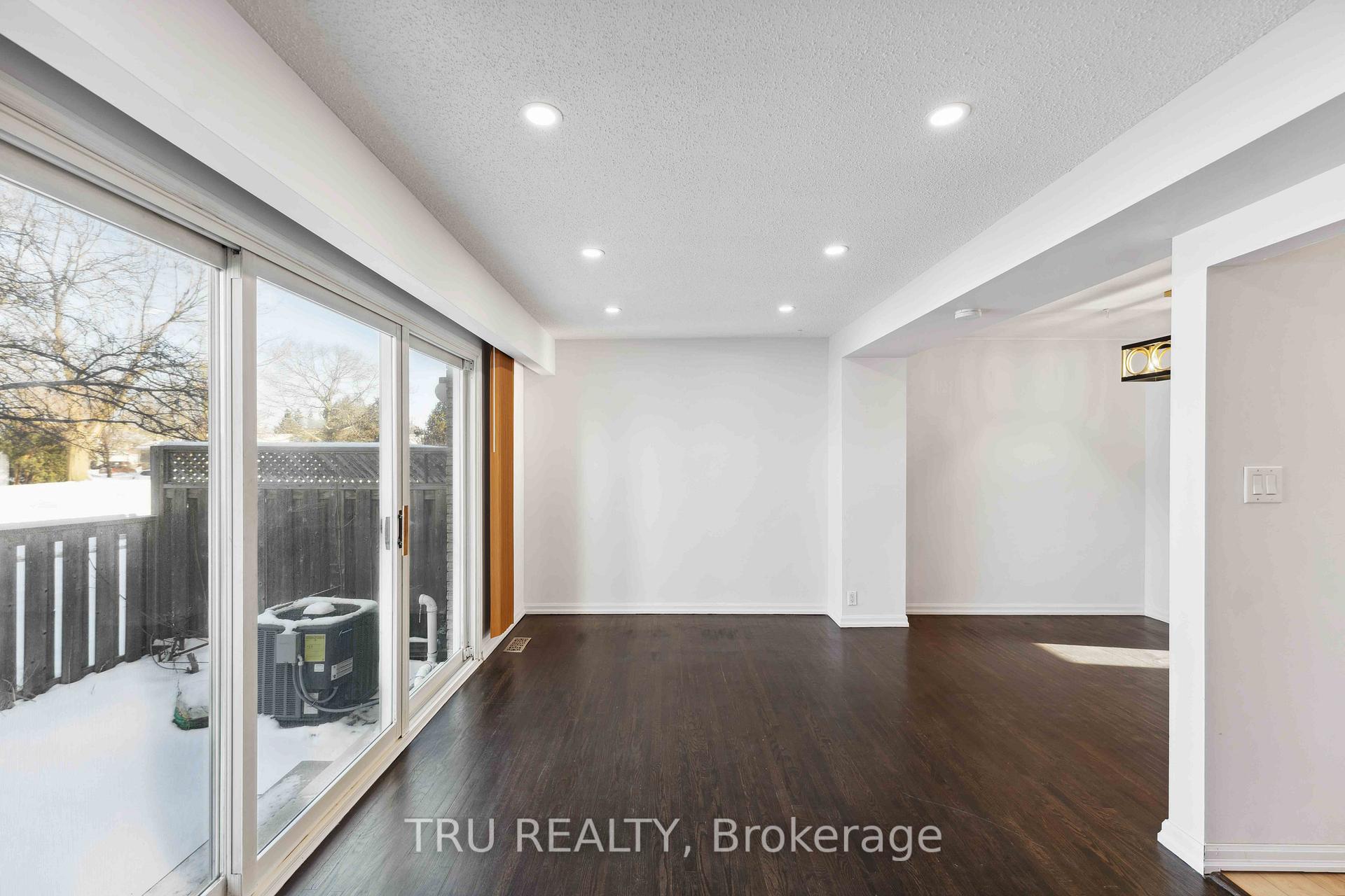 Photo 3 of 85 Hadley Circle, Ottawa, Bells Corners — HOMEH