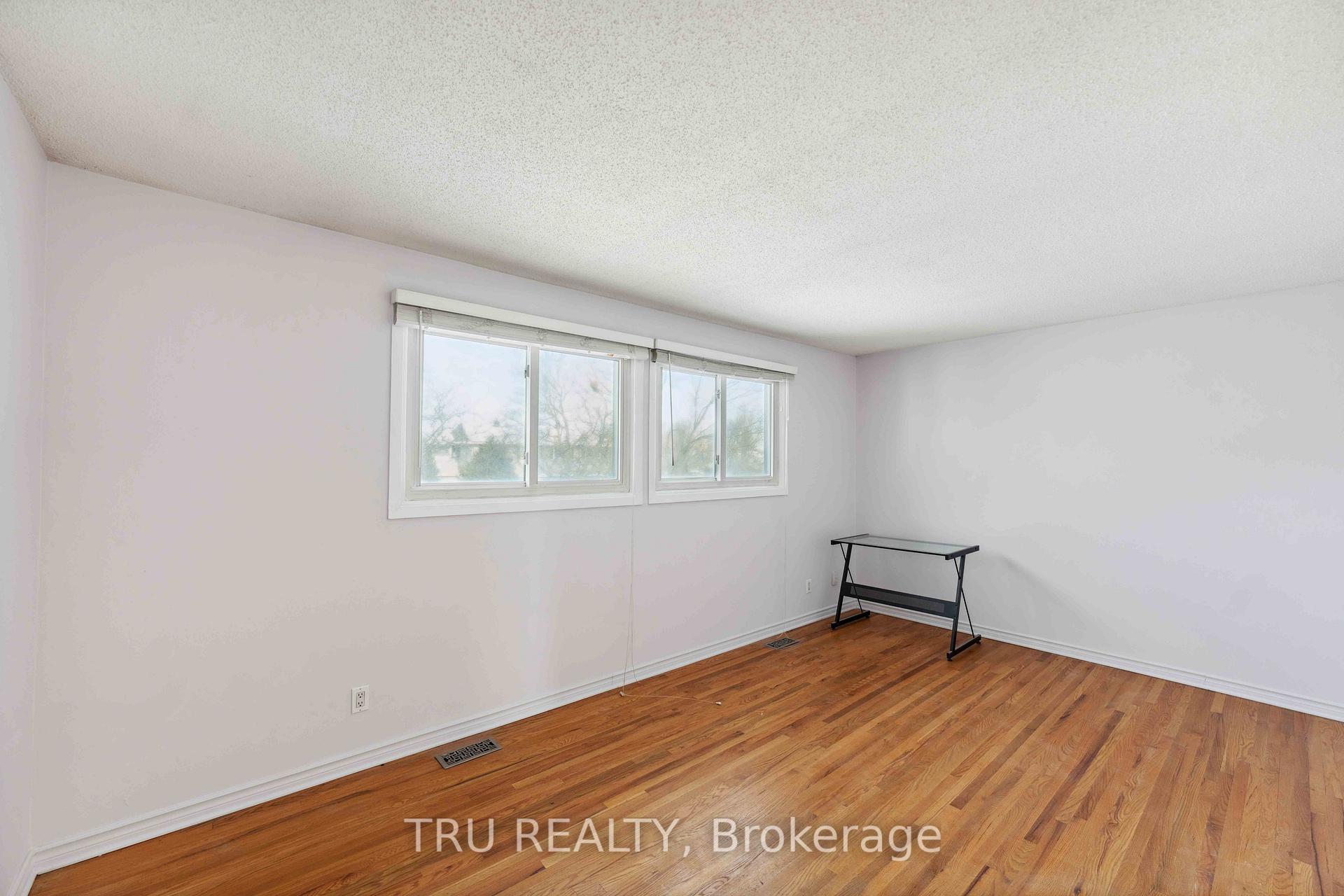 Photo 11 of 85 Hadley Circle, Ottawa, Bells Corners — HOMEH