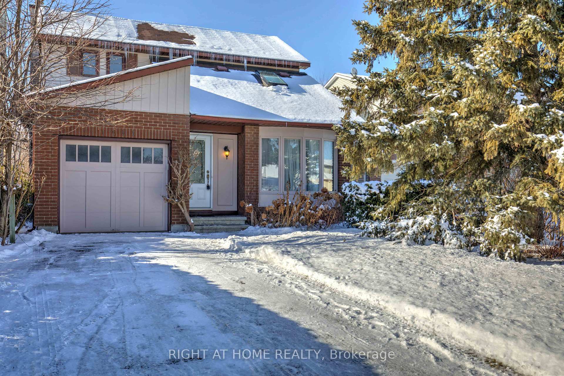 Photo 3 of 1223 Cedarcroft Crescent, Ottawa, Pineview — HOMEH