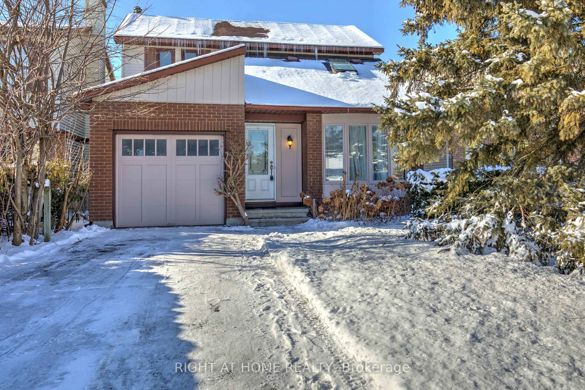 Photo 2 of 1223 Cedarcroft Crescent, Ottawa, Pineview — HOMEH