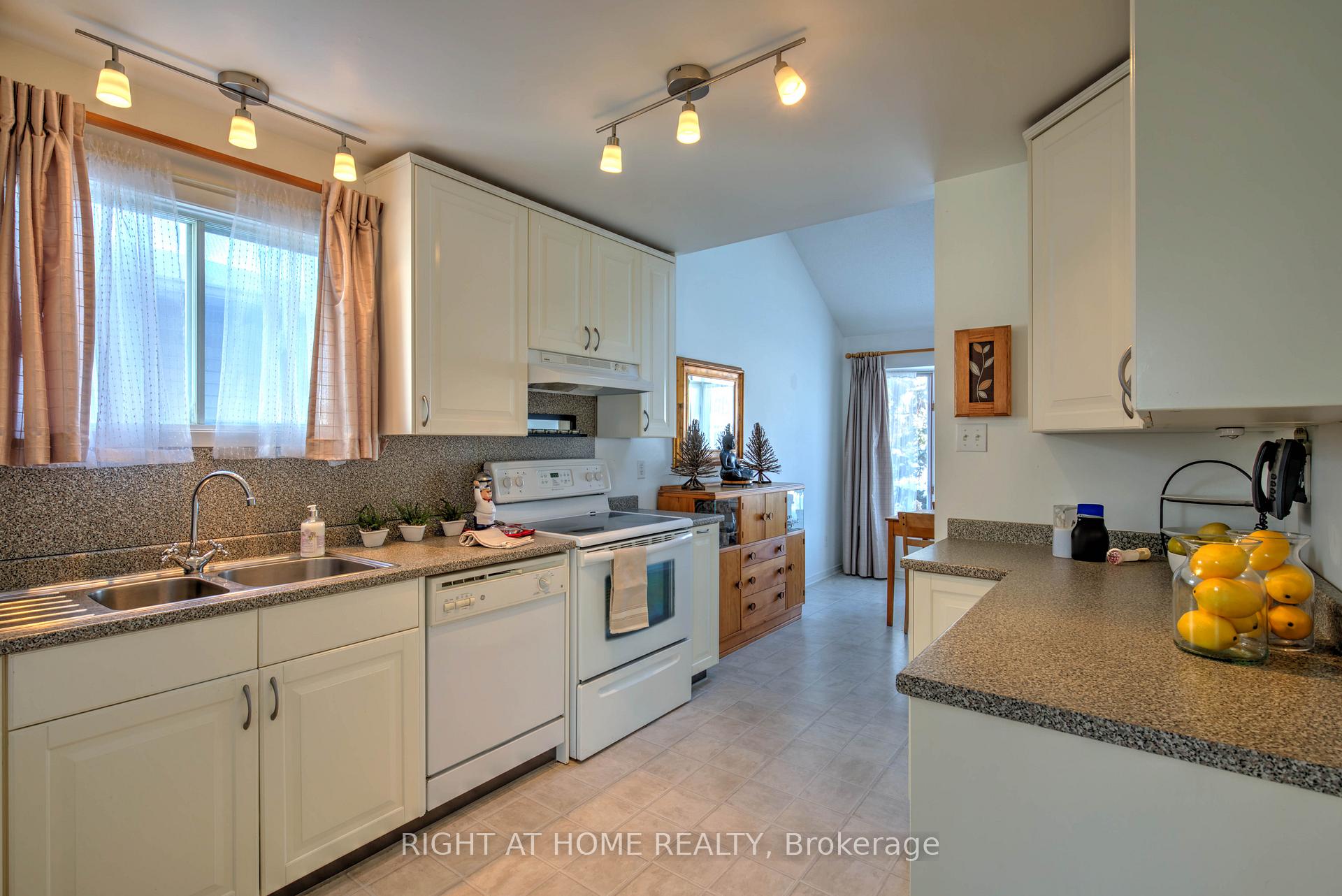 Photo 13 of 1223 Cedarcroft Crescent, Ottawa, Pineview — HOMEH
