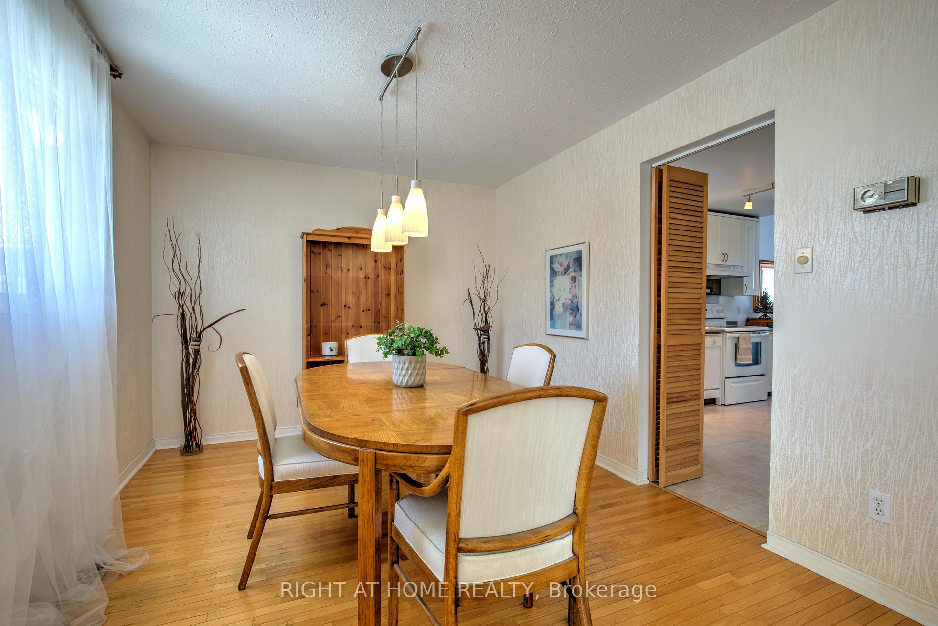 Photo 12 of 1223 Cedarcroft Crescent, Ottawa, Pineview — HOMEH