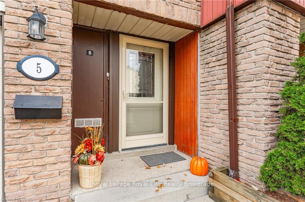 Photo 3 of Unit 5, 2 Worton Avenue, Guelph, Willow West/Sugarbush/West Acres — HOMEH