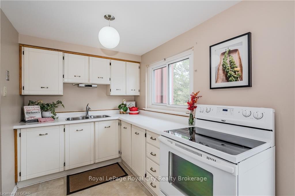 Photo 12 of Unit 5, 2 Worton Avenue, Guelph, Willow West/Sugarbush/West Acres — HOMEH