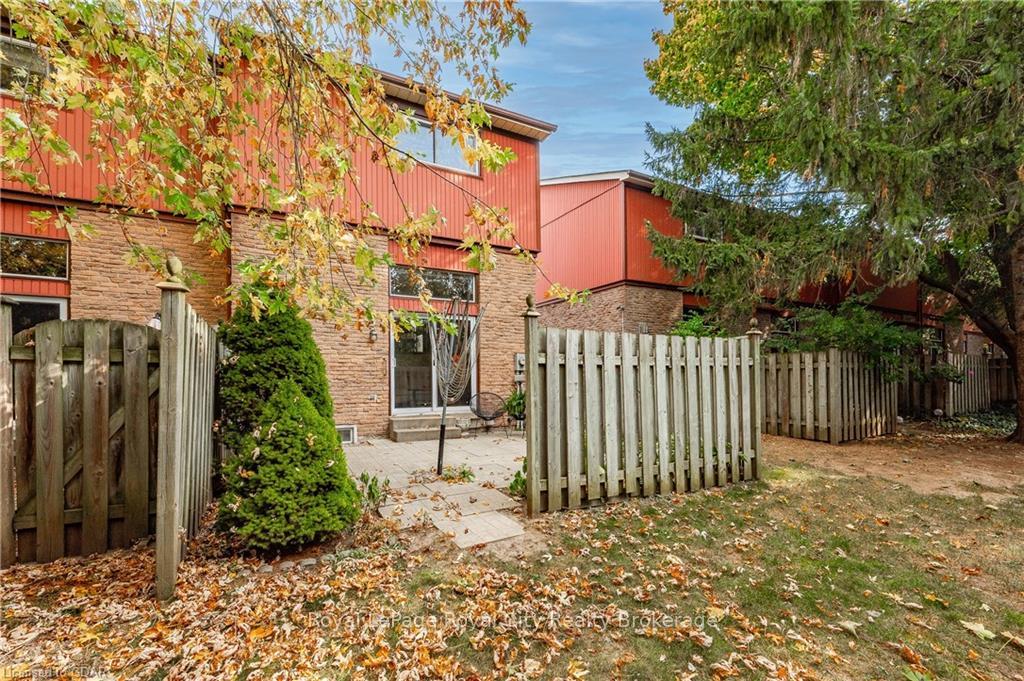 Photo 31 of Unit 5, 2 Worton Avenue, Guelph, Willow West/Sugarbush/West Acres — HOMEH