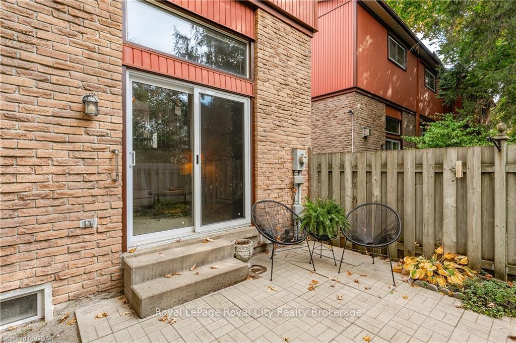 Photo 33 of Unit 5, 2 Worton Avenue, Guelph, Willow West/Sugarbush/West Acres — HOMEH