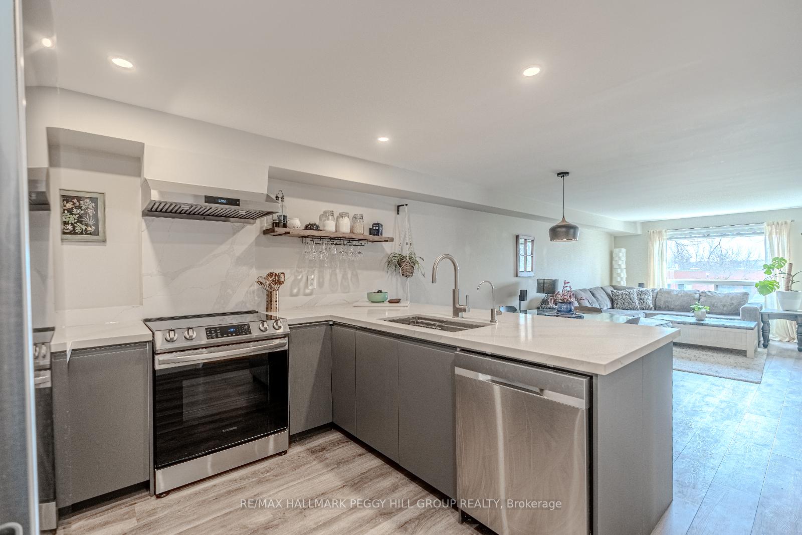 Photo 4 of Unit 203, 117 Edgehill Drive, Barrie, Letitia Heights — HOMEH