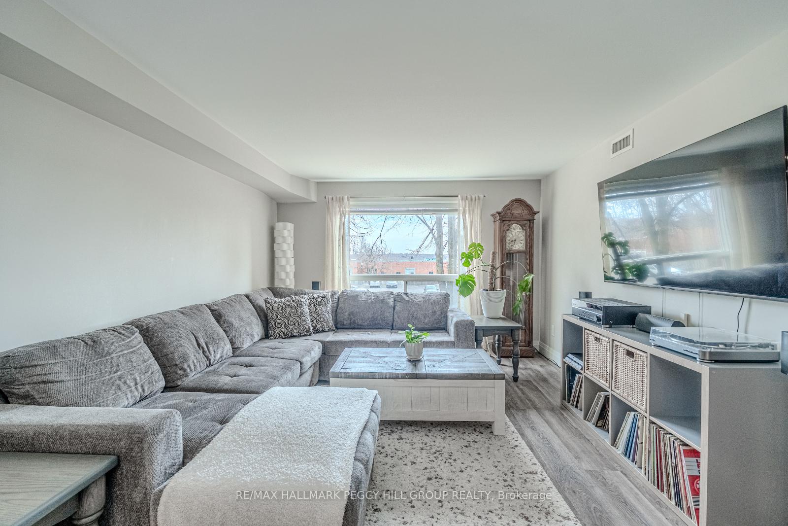 Photo 7 of Unit 203, 117 Edgehill Drive, Barrie, Letitia Heights — HOMEH