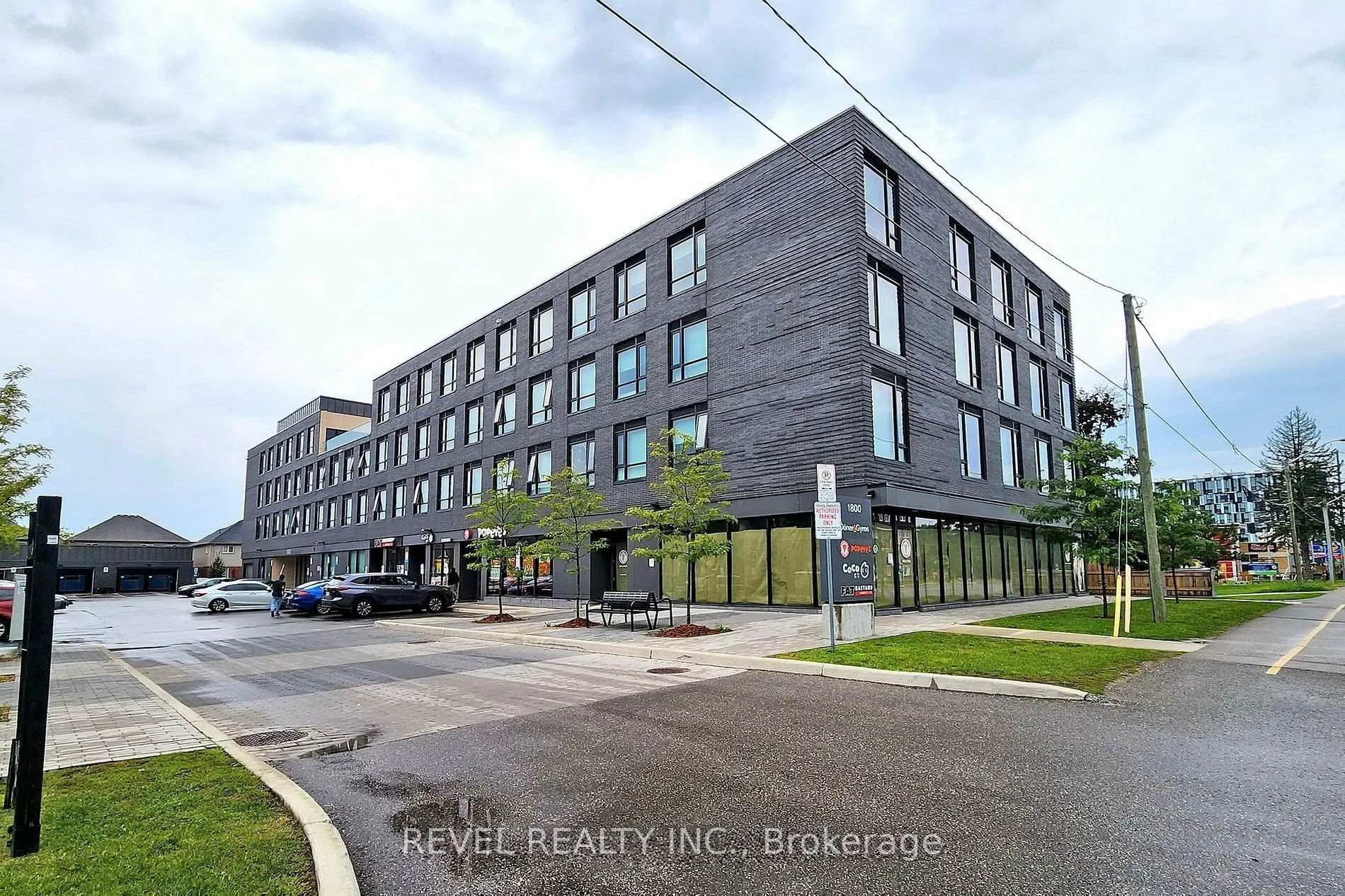 Front of Unit 204, 1800 Simcoe Street N