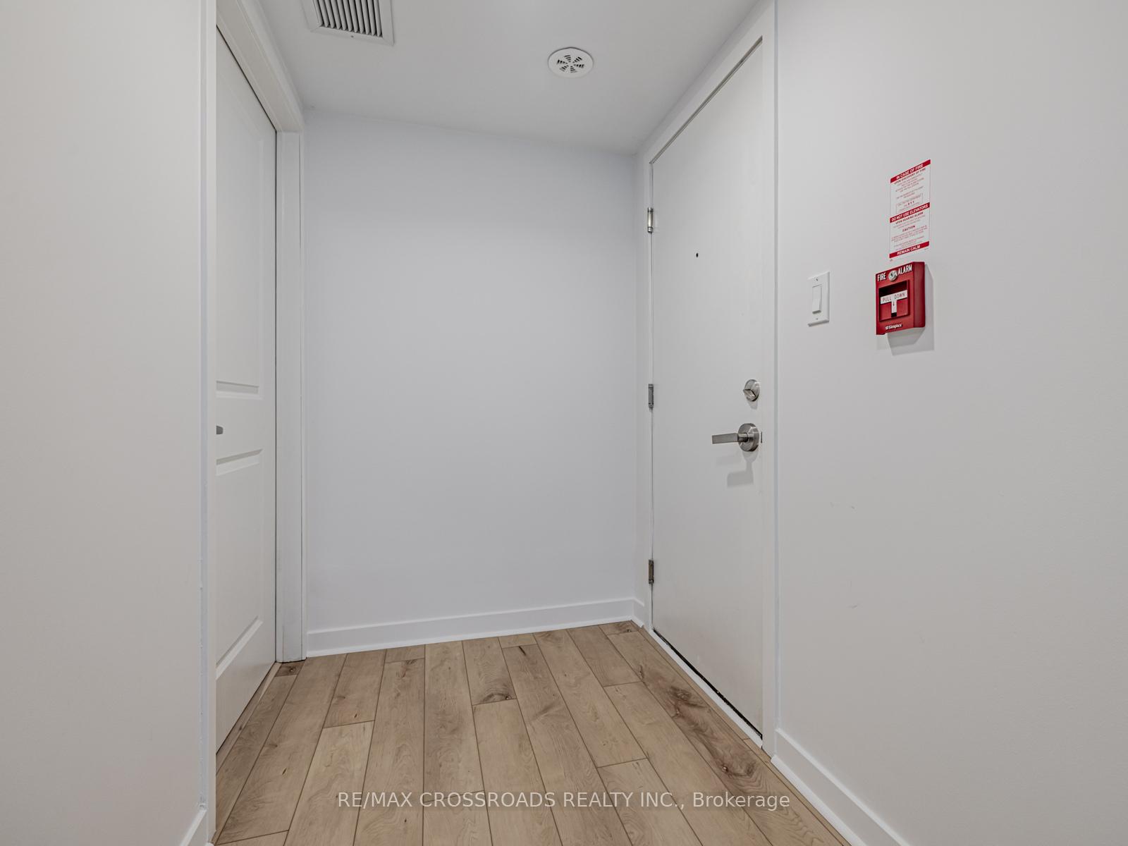 Photo 3 of Unit 4, 12 Marquette Avenue, Toronto, Englemount-Lawrence — HOMEH