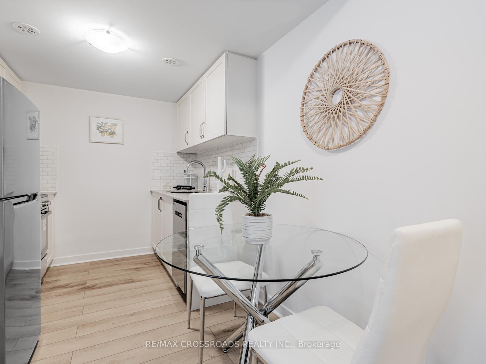 Photo 5 of Unit 4, 12 Marquette Avenue, Toronto, Englemount-Lawrence — HOMEH