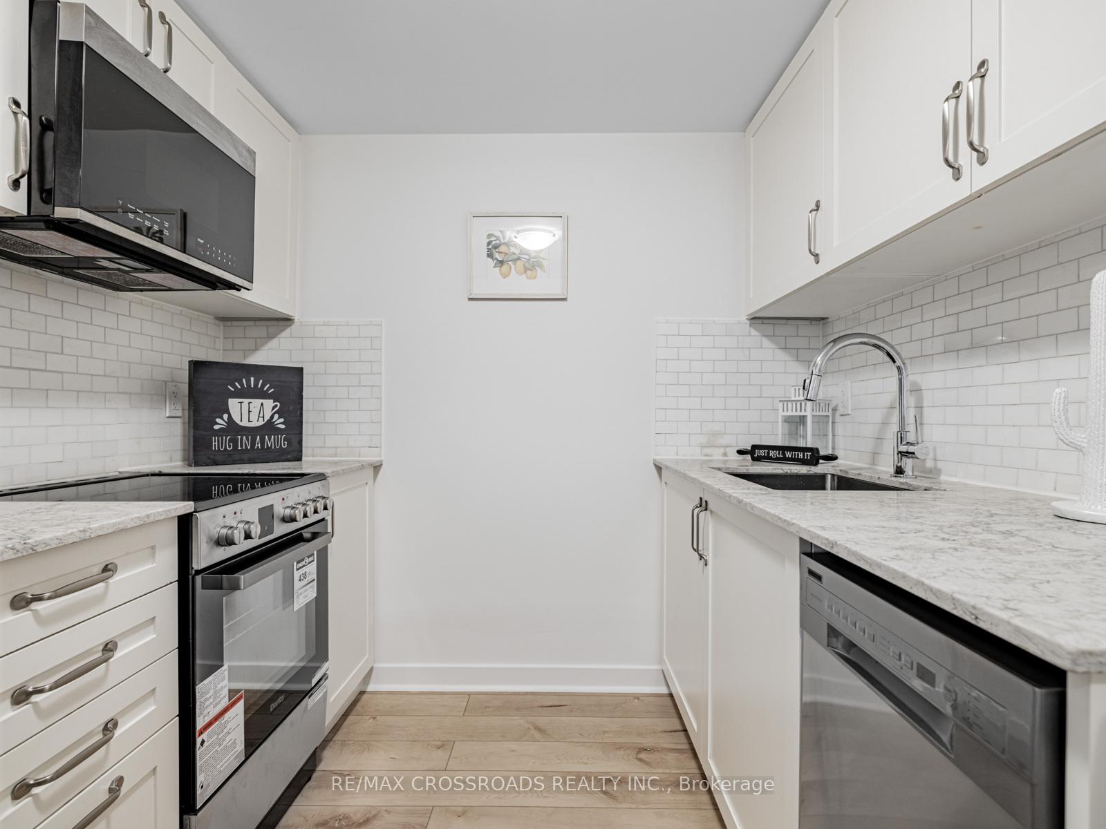 Photo 6 of Unit 4, 12 Marquette Avenue, Toronto, Englemount-Lawrence — HOMEH