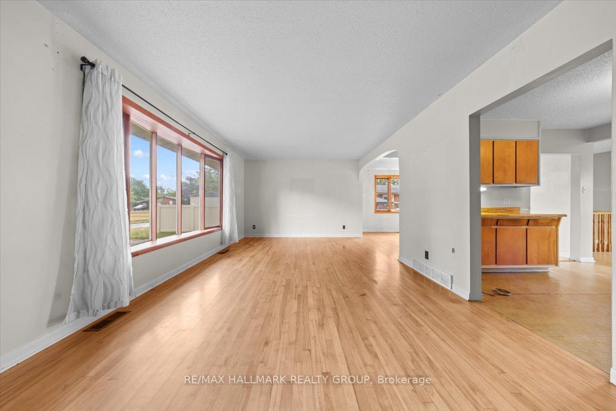 Photo 3 of 2140 Tawney Road, Ottawa, Hawthorne Meadows — HOMEH