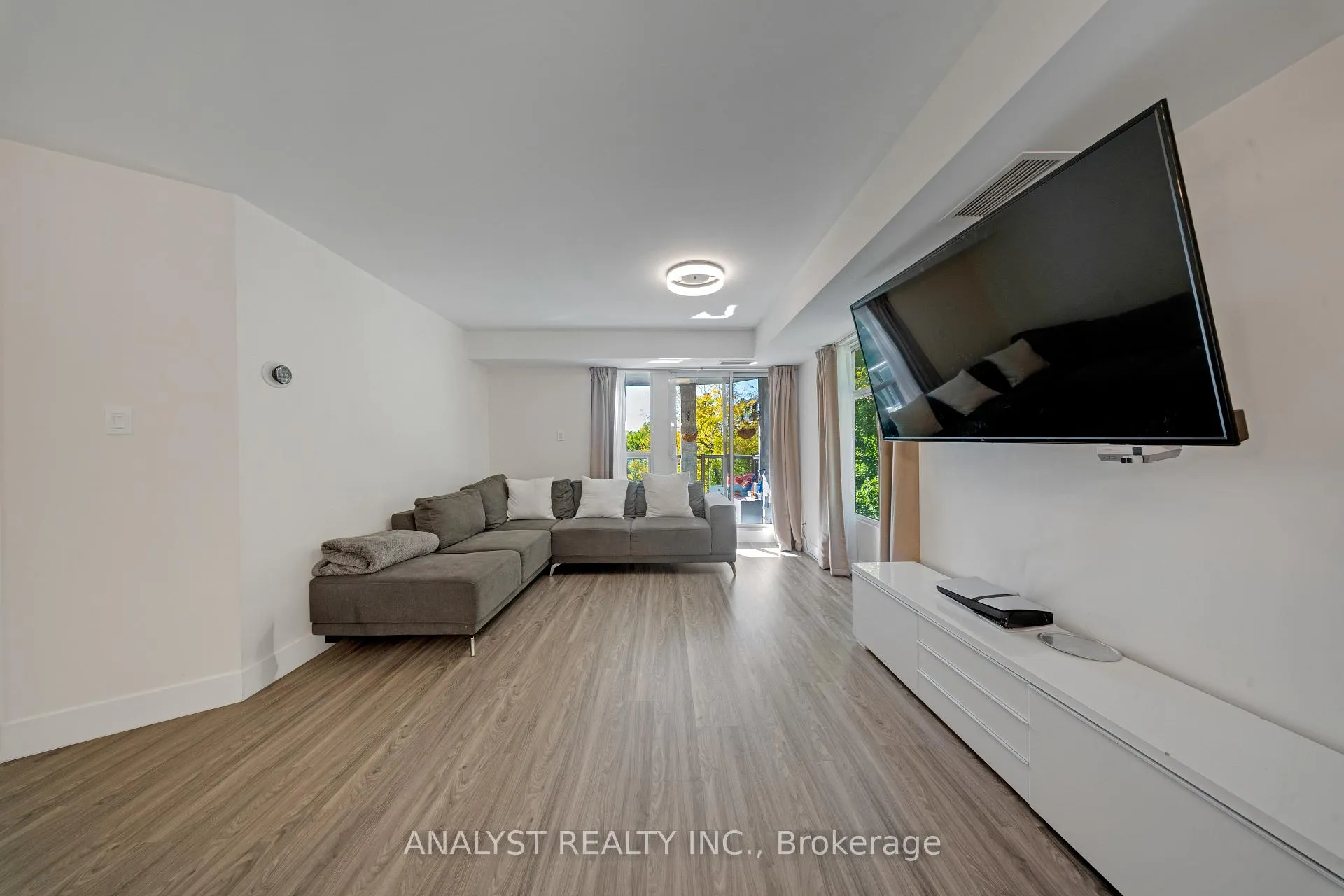 Photo 3 of Unit 107, 245 Pine Grove Road, Vaughan, Islington Woods — HOMEH