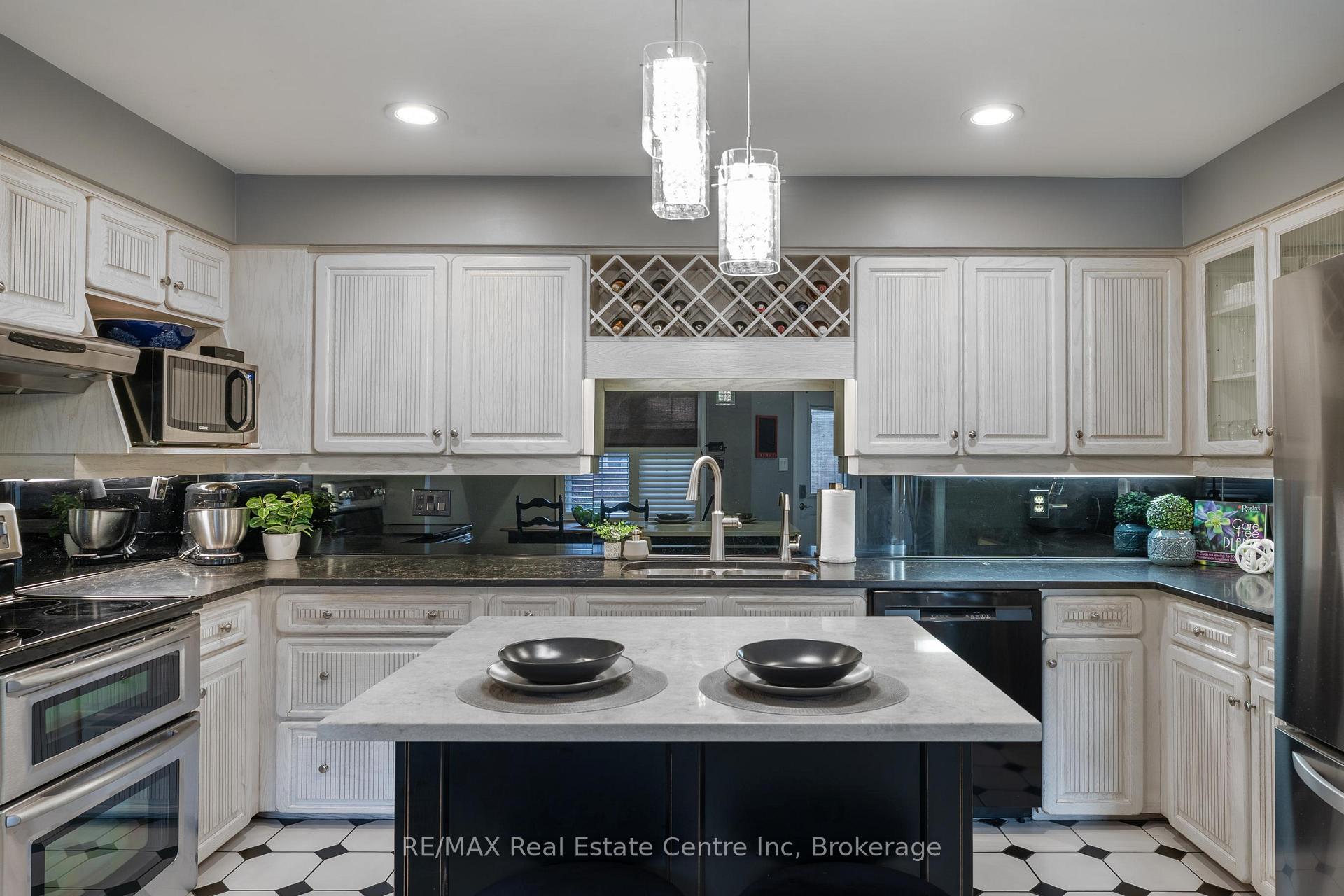 Photo 3 of Unit 3, 94 Woodlawn Road E, Guelph, Victoria North — HOMEH