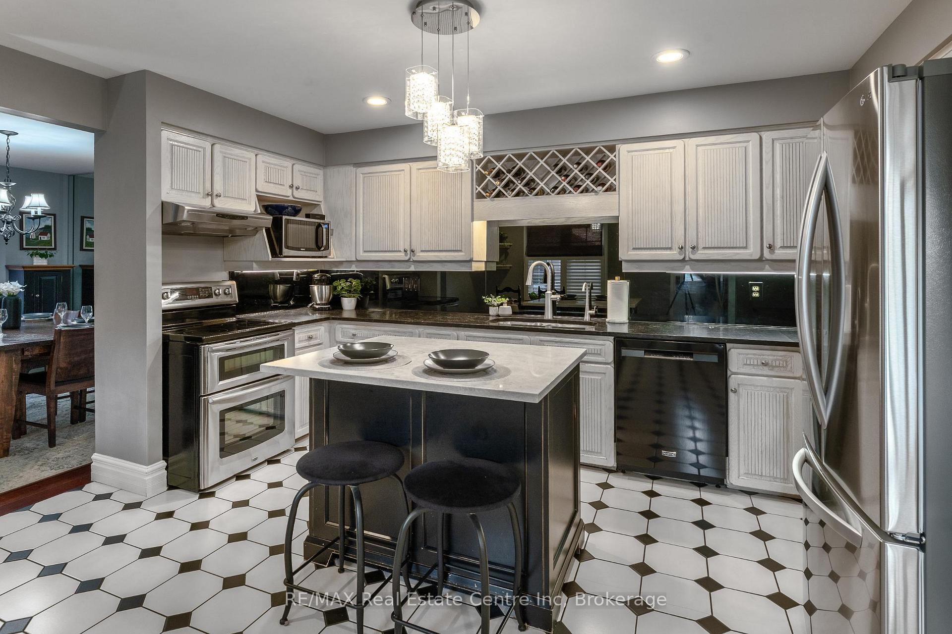Photo 4 of Unit 3, 94 Woodlawn Road E, Guelph, Victoria North — HOMEH