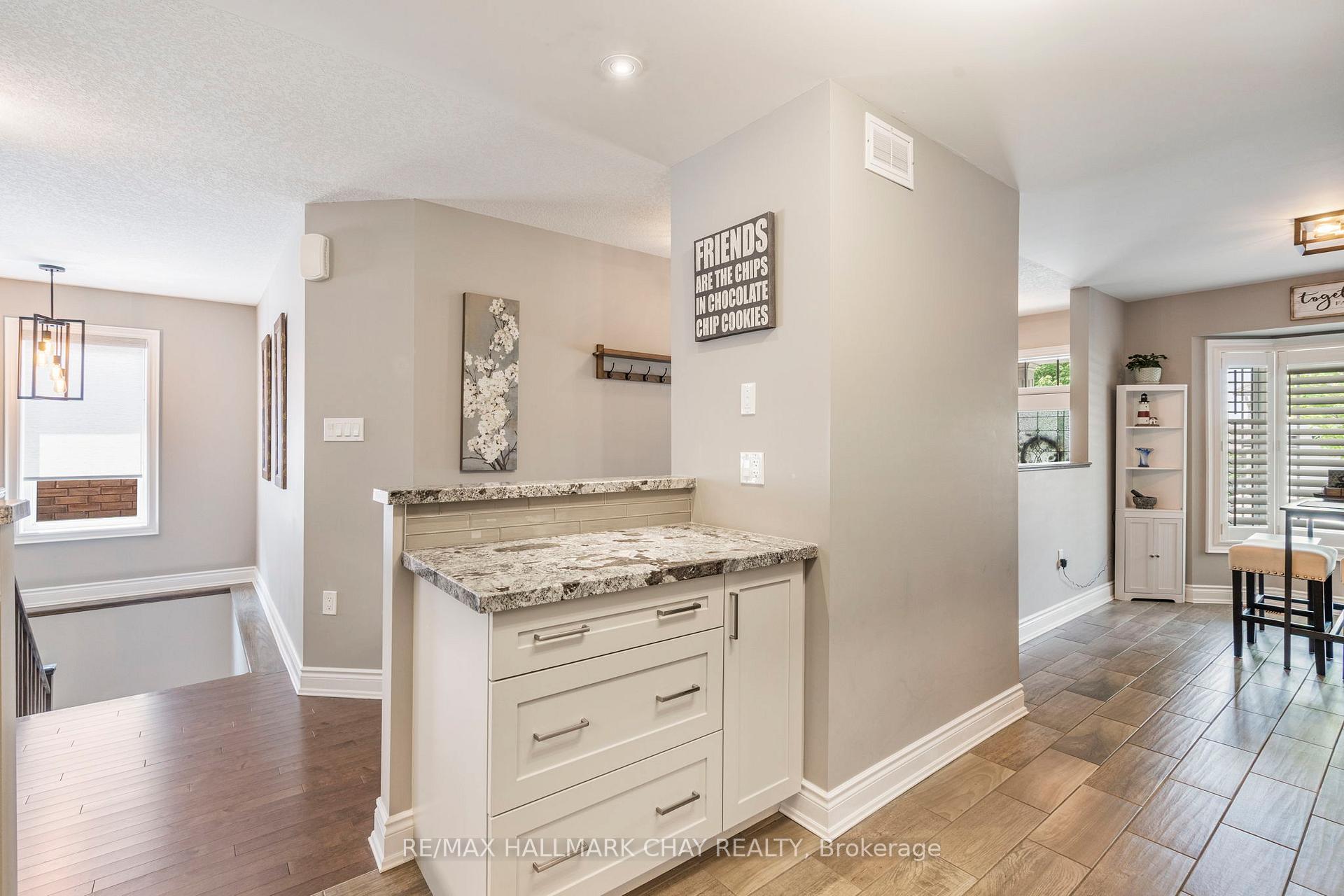 Photo 7 of 17 Hillcrest Drive, New Tecumseth, Alliston — HOMEH