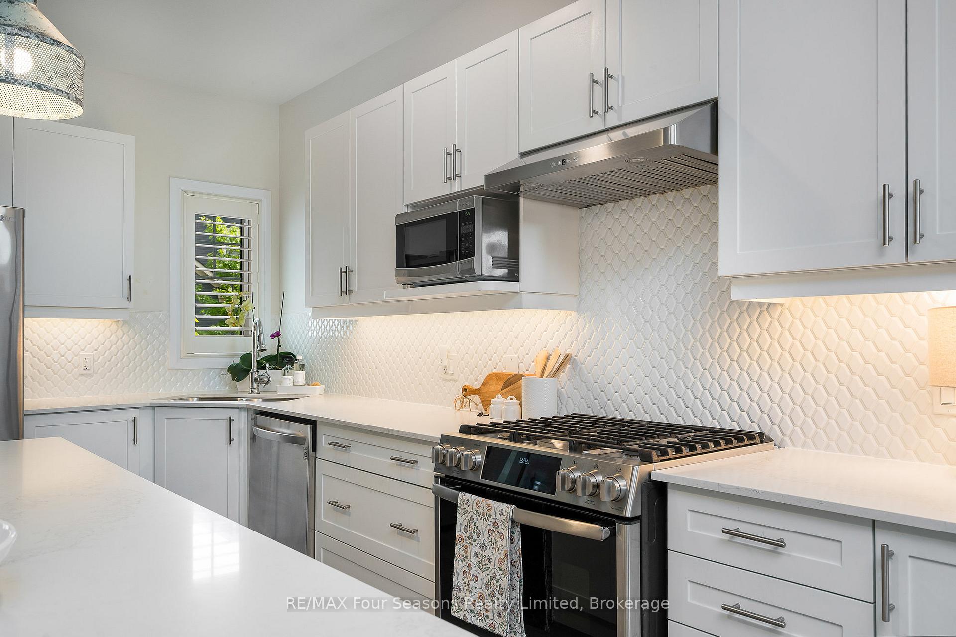 Photo 9 of 30 Kari Crescent, Collingwood — HOMEH