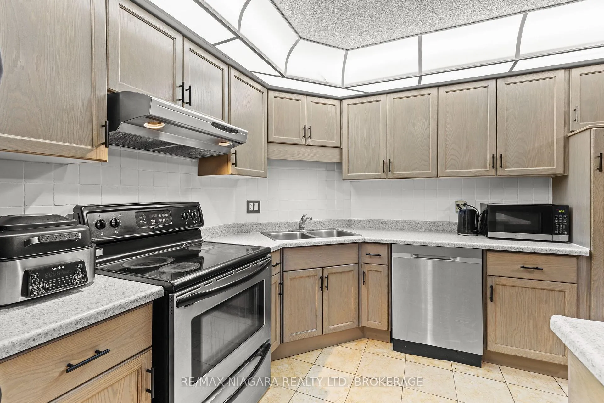 Photo 10 of Unit 13, 34 Dynasty Avenue, Hamilton, Stoney Creek — HOMEH