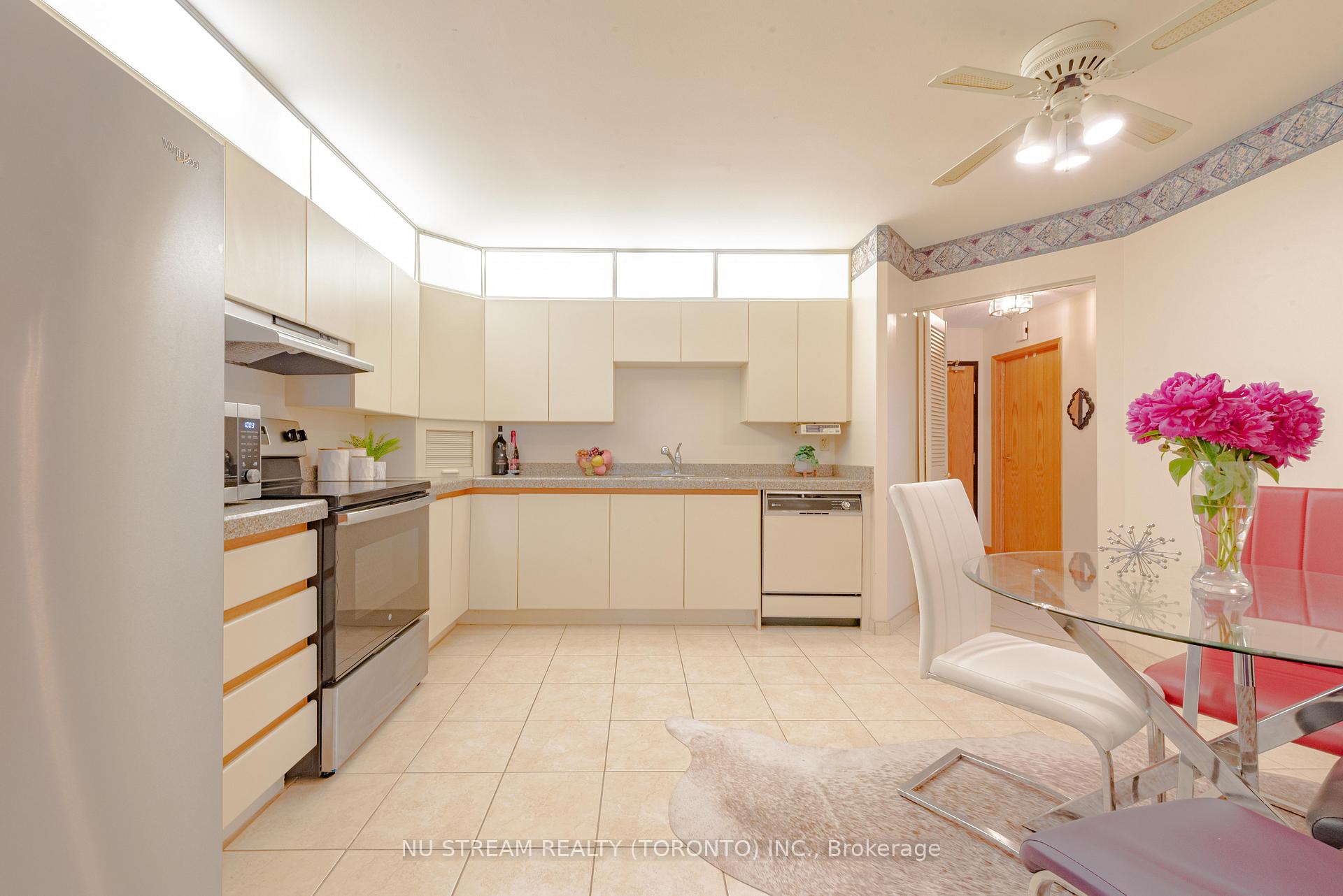 Photo 12 of Unit 905, 5151 Riverside Drive E, Windsor — HOMEH